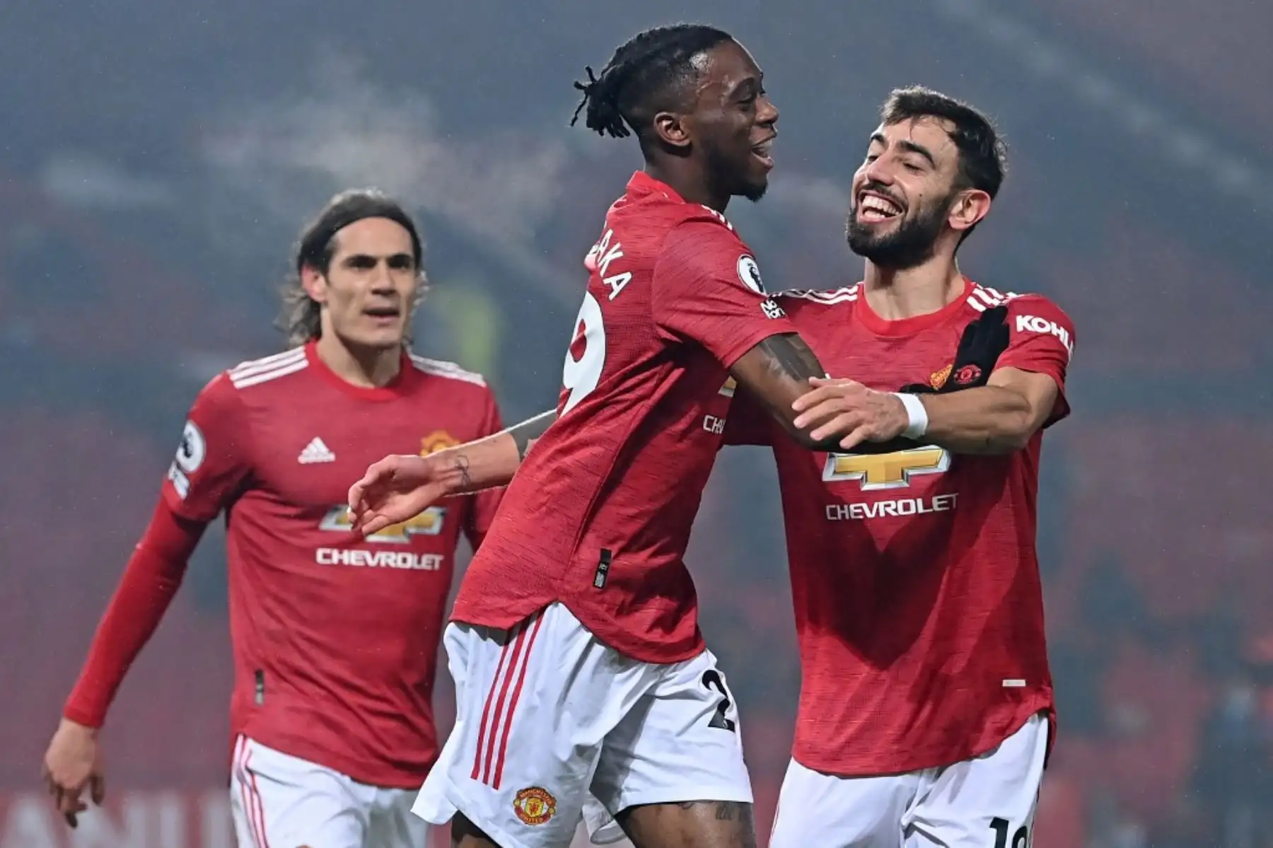 El defensor inglés del Manchester United Aaron Wan-Bissaka (C) celebra con sus compañeros de equipo después de marcar el gol de apertura del partido de fútbol de la Premier League inglesa entre Manchester United y Southampton en Old Trafford en Manchester, noroeste de Inglaterra, el 2 de febrero de 2021. Foto: AFP