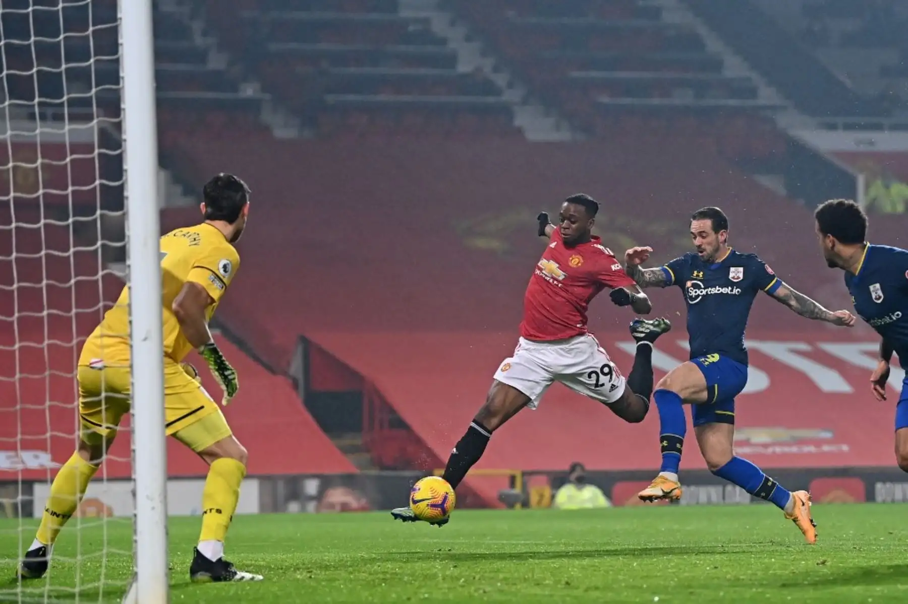 El defensa inglés del Manchester United Aaron Wan-Bissaka (C) dispara para marcar el gol de apertura del partido de fútbol de la Premier League inglesa entre Manchester United y Southampton en Old Trafford en Manchester, noroeste de Inglaterra, el 2 de febrero de 2021. Foto: AFP