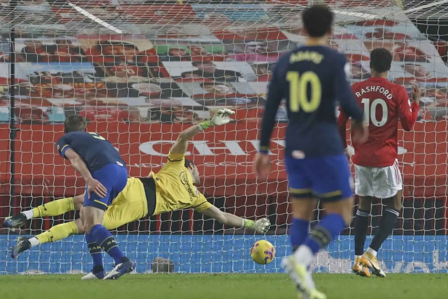 El delantero inglés del Manchester United, Marcus Rashford (R), anota su segundo gol más allá del portero inglés del Southampton Alex McCarthy durante el partido de fútbol de la Premier League inglesa entre el Manchester United y el Southampton en Old Trafford en Manchester, noroeste de Inglaterra, el 2 de febrero de 2021. Foto: AFP
