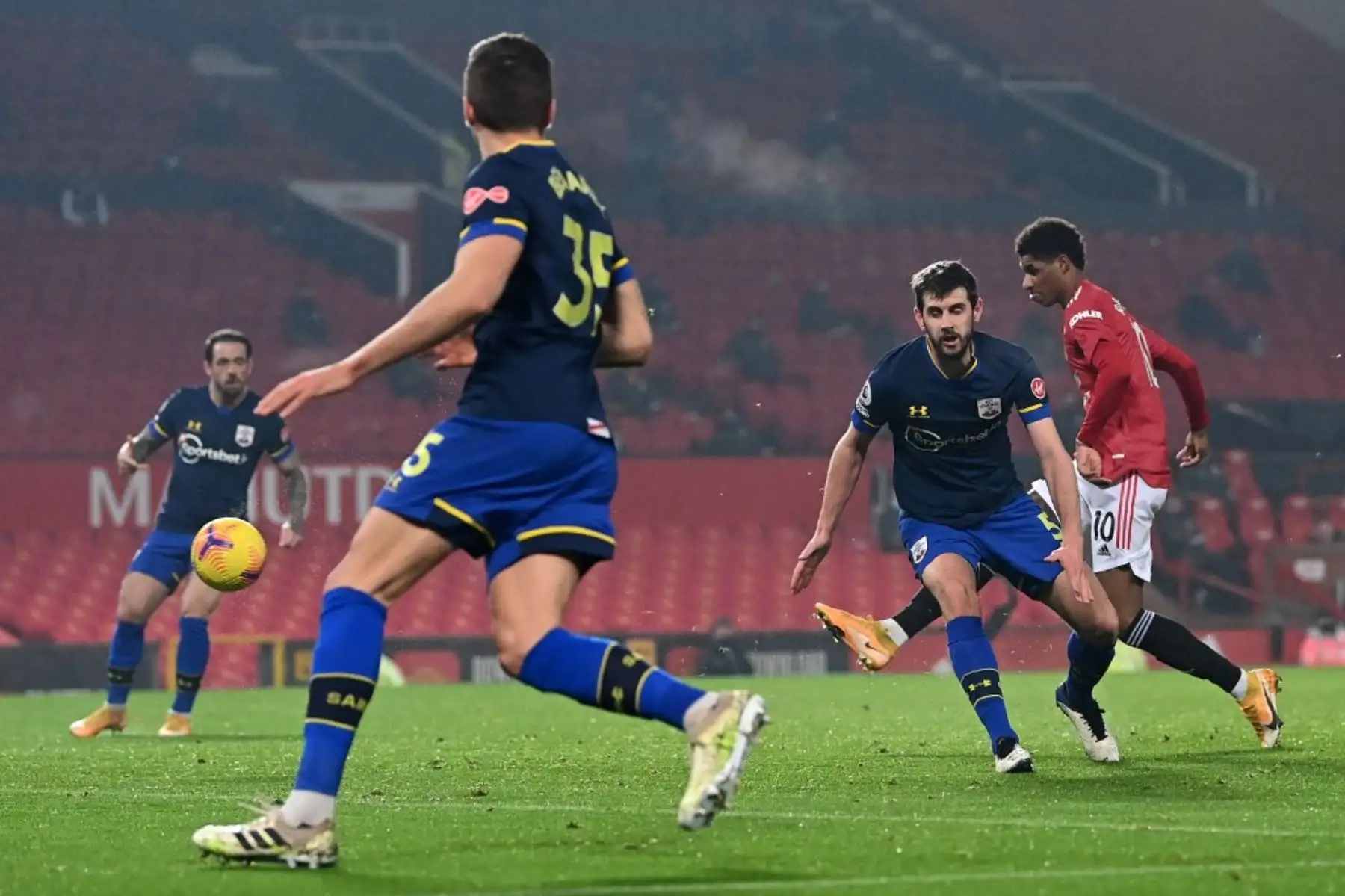 El delantero inglés del Manchester United Marcus Rashford (R) anota su segundo gol durante el partido de fútbol de la Premier League inglesa entre el Manchester United y Southampton en Old Trafford en Manchester, noroeste de Inglaterra, el 2 de febrero de 2021. Foto: AFP