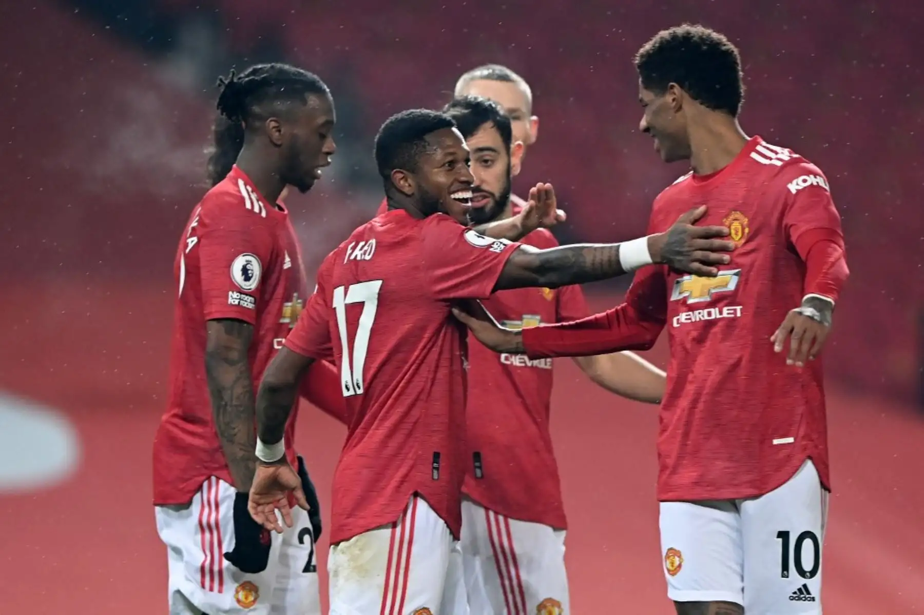 El delantero inglés del Manchester United Marcus Rashford (R) anota su segundo gol durante el partido de fútbol de la Premier League inglesa entre el Manchester United y Southampton en Old Trafford en Manchester, noroeste de Inglaterra, el 2 de febrero de 2021. Foto: AFP