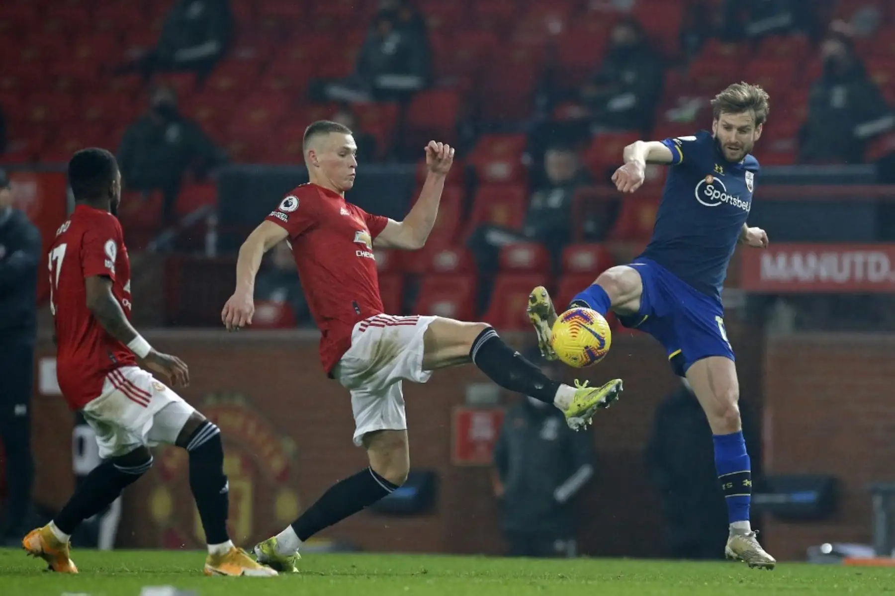 El mediocampista escocés del Southampton Stuart Armstrong (R) compite con el mediocampista escocés del Manchester United Scott McTominay (C) durante el partido de fútbol de la Premier League inglesa entre el Manchester United y Southampton en Old Trafford en Manchester, noroeste de Inglaterra, el 2 de febrero de 2021. Foto: AFP