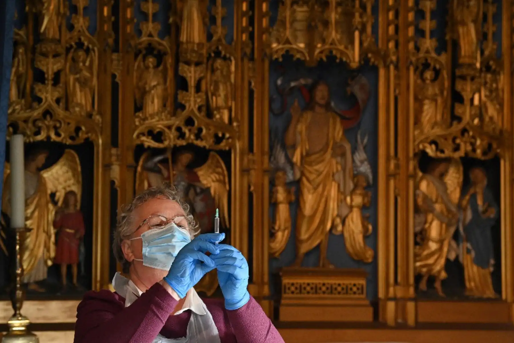 Los médicos y voluntarios preparan dosis de la vacuna Pfizer-BioNTech Covid-19 en la Capilla de San Miguel Arcángel dentro de la Catedral de Salisbury, que se ha convertido en un centro de vacunación temporal en Salisbury, suroeste de Inglaterra. Foto: AFP