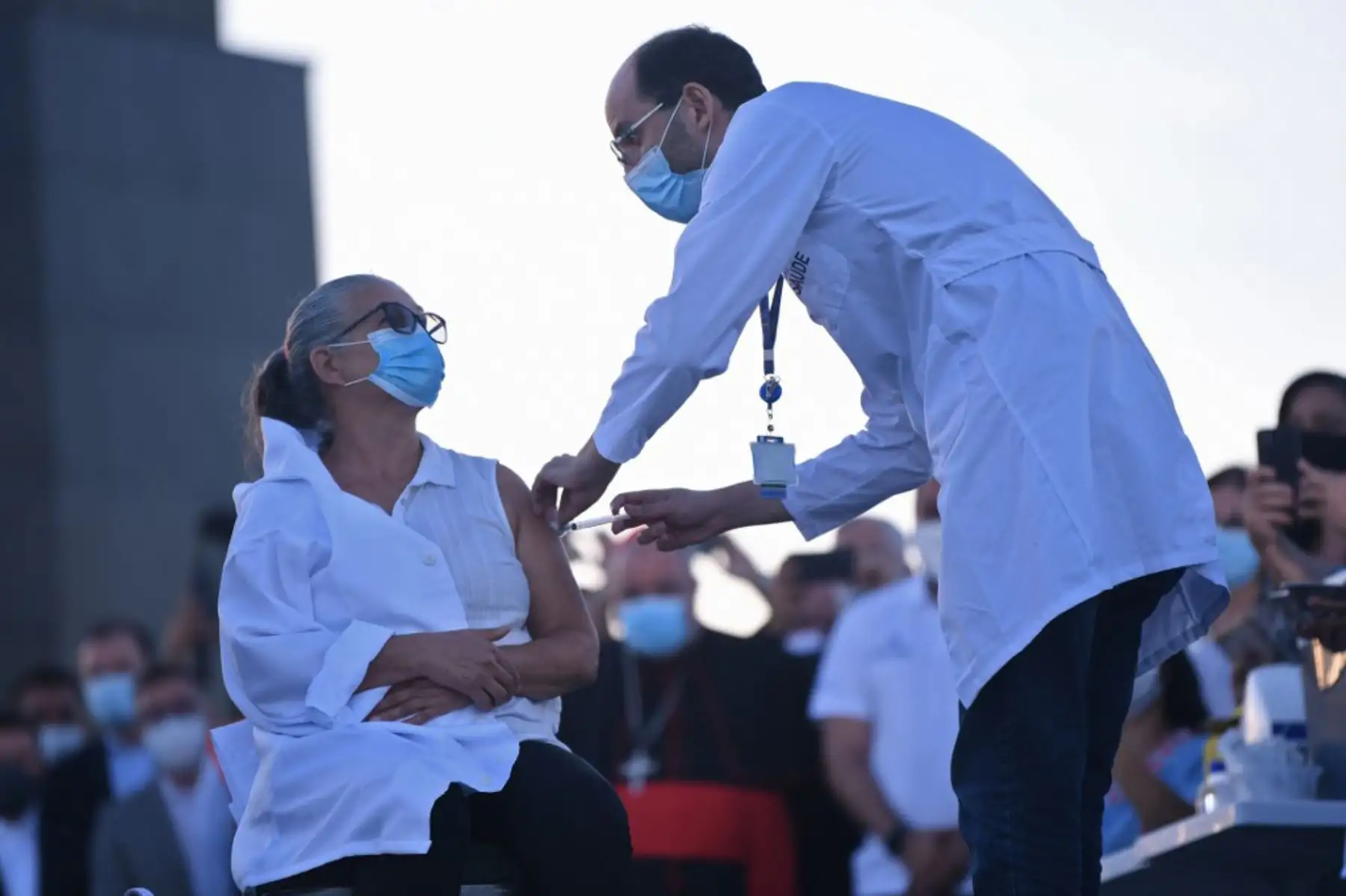 Dulcineia da Silva, de 59 años, es inoculada con la vacuna CoronaVac de Sinovac Biotech contra el coronavirus covid-19 en la estatua del Cristo Redentor, en la montaña Corcovado en Río de Janeiro, Brasil. Foto: AFP