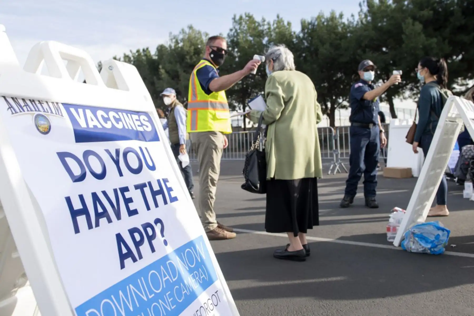 A las personas se les revisa la temperatura cuando llegan a un estacionamiento de Disneyland para recibir las vacunas Covid-19 el día de la inauguración del sitio de vacunación "super Point-of-Dispensing" (POD) de Disneyland Covid-19. Foto: AFP