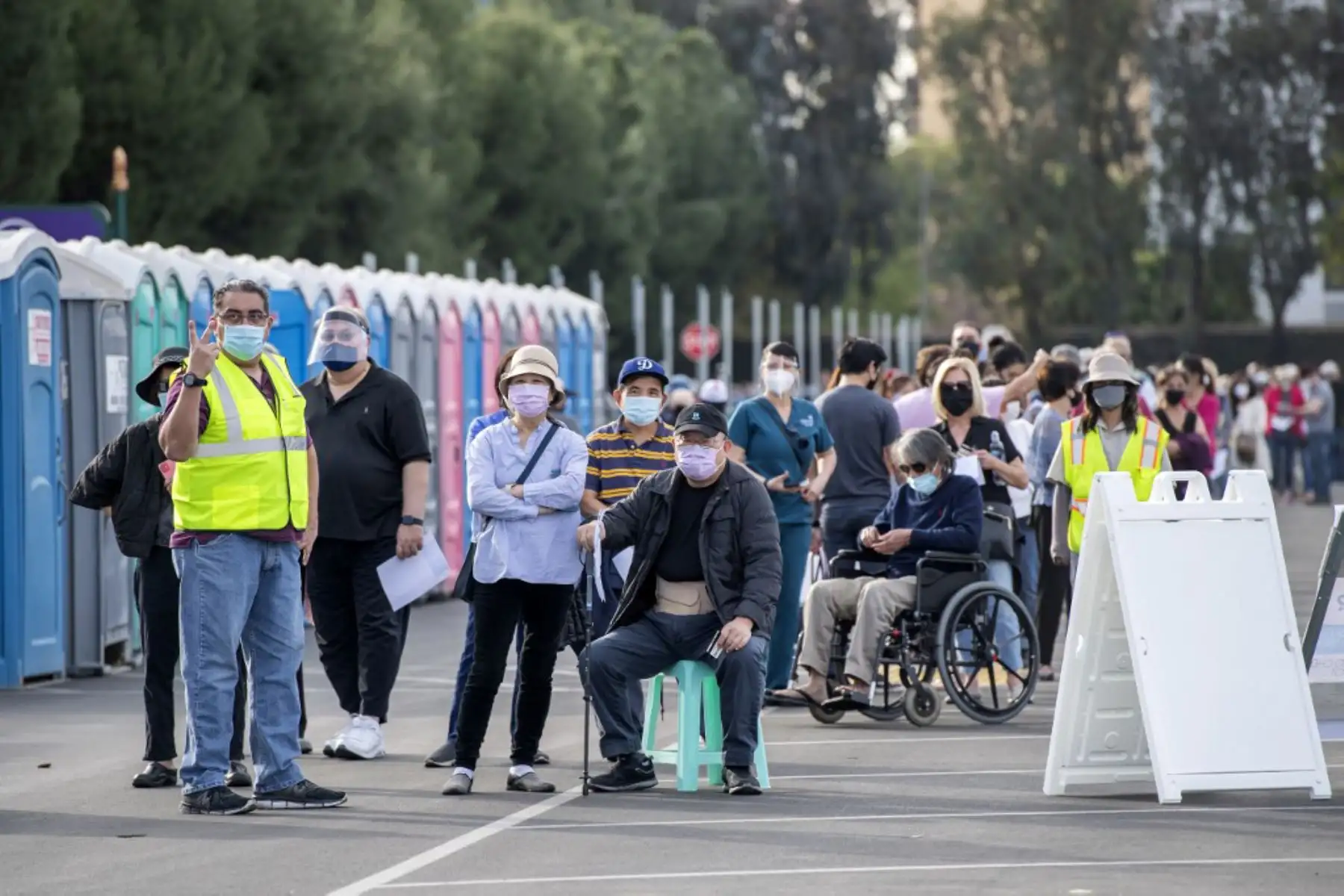 La gente espera en fila en un estacionamiento de Disneyland para recibir las vacunas covid-19 el día de la inauguración del sitio de vacunación "super Point-of-Dispensing" (POD) de Disneyland covid-19. Foto: AFP