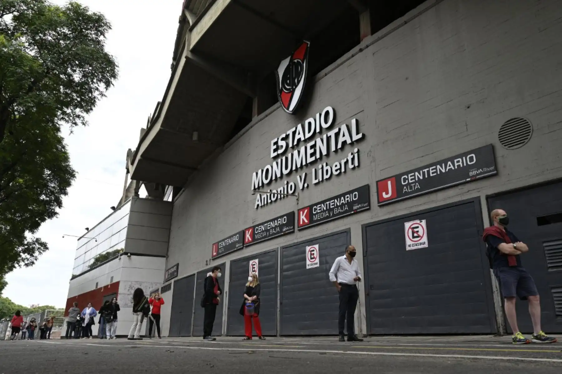 Los trabajadores de la salud hacen cola en un centro de vacunación montado en la cancha de baloncesto del club argentino River Plate, debajo de la tribuna del estadio Monumental, en Buenos Aires, para recibir una dosis de la vacuna Sputnik V contra covid-19. Foto: AFP