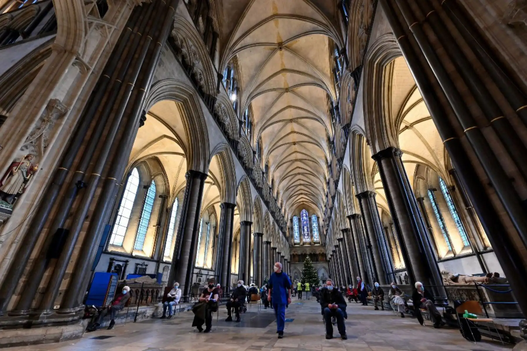Miembros del público se sientan socialmente distanciados después de recibir una dosis de una vacuna covid-19 en la catedral de Salisbury, que se ha convertido en un centro de vacunación temporal en Salisbury, suroeste de Inglaterra. Foto: AFP