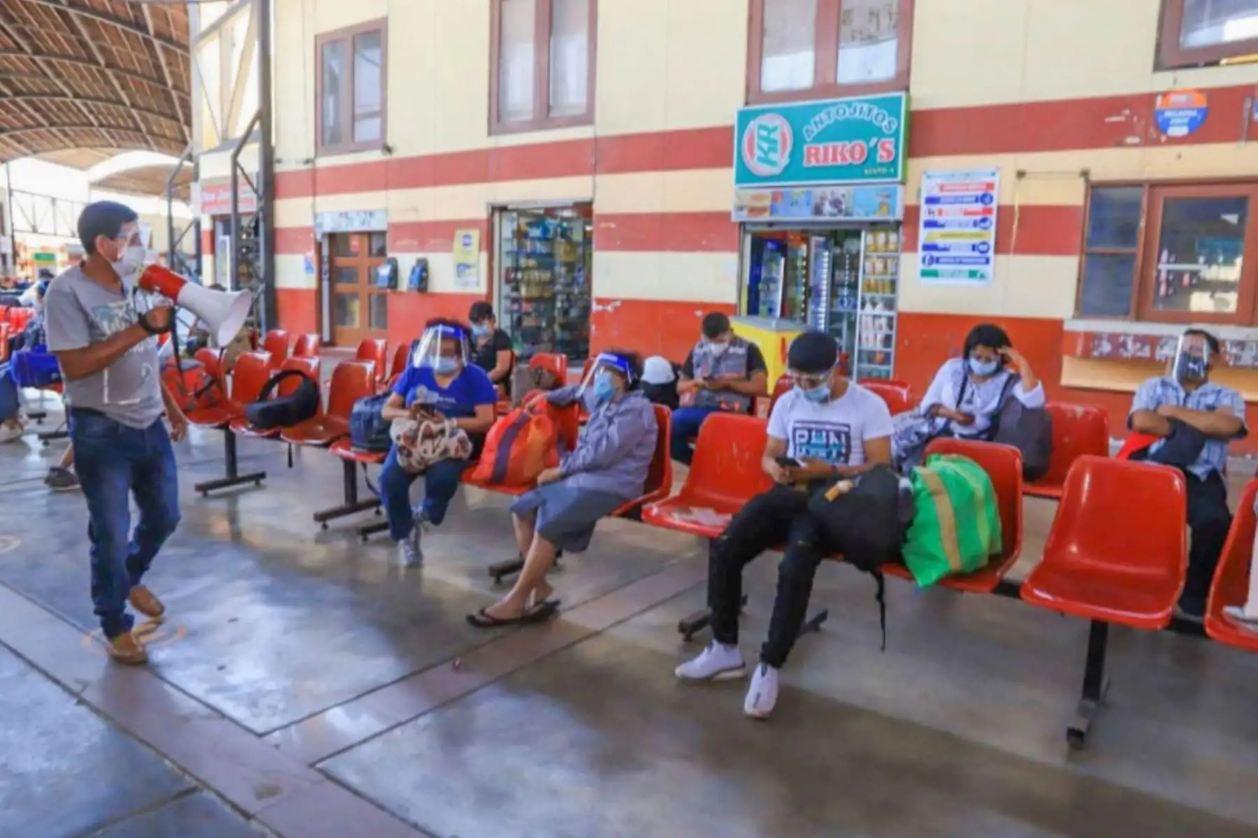 A las 5:45 horas salió el último ómnibus interprovincial desde el terrapuerto de Chimbote. Foto: ANDINA/Cortesía Gonzalo Horna