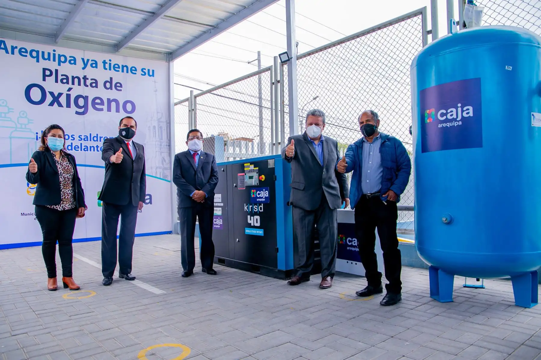 La municipalidad provincial de Arequipa, puso en funcionamiento la primera planta municipal de oxígeno que abastecerá del producto sin costo alguno, a la población de escasos recursos económicos que enfrenta un caso de covid-19.  La planta fue adquirida por la Municipalidad Provincial de Arequipa a través de Caja Arequipa.
Foto: La municipalidad provincial de Arequipa