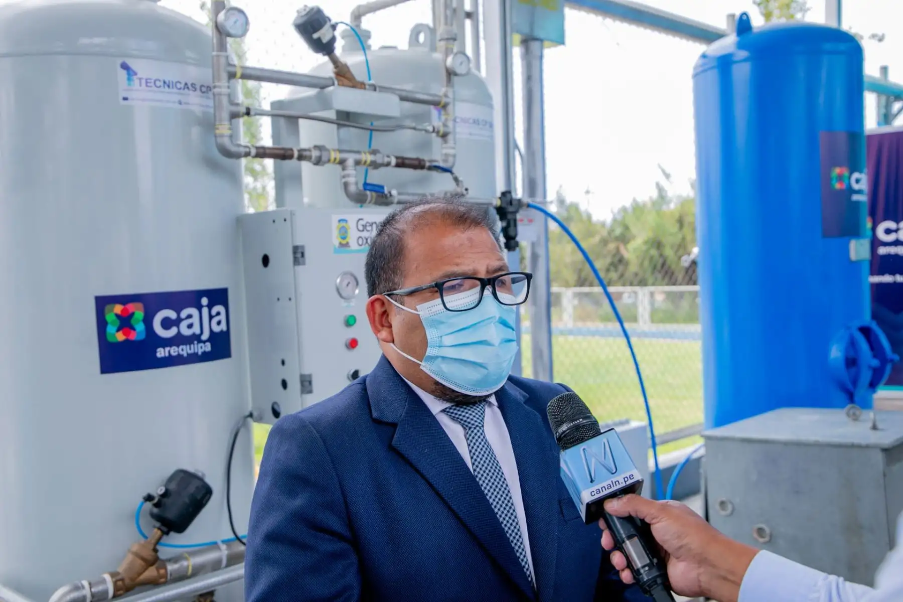 La municipalidad provincial de Arequipa, puso en funcionamiento la primera planta municipal de oxígeno que abastecerá del producto sin costo alguno, a la población de escasos recursos económicos que enfrenta un caso de covid-19.  La planta fue adquirida por la Municipalidad Provincial de Arequipa a través de Caja Arequipa.
Foto: La municipalidad provincial de Arequipa