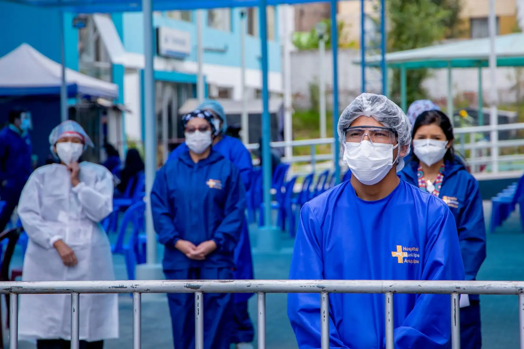 La municipalidad provincial de Arequipa, puso en funcionamiento la primera planta municipal de oxígeno que abastecerá del producto sin costo alguno, a la población de escasos recursos económicos que enfrenta un caso de covid-19.  La planta fue adquirida por la Municipalidad Provincial de Arequipa a través de Caja Arequipa.
Foto: La municipalidad provincial de Arequipa