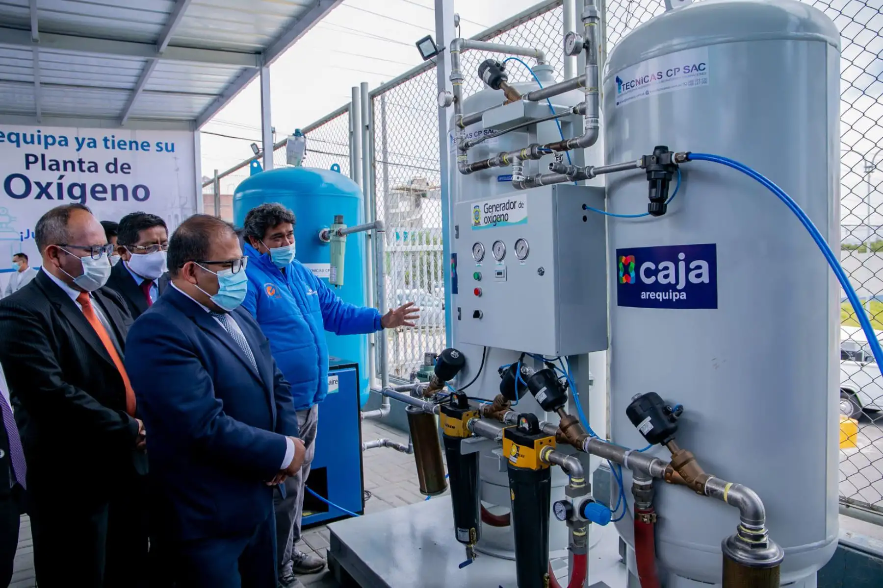 La municipalidad provincial de Arequipa, puso en funcionamiento la primera planta municipal de oxígeno que abastecerá del producto sin costo alguno, a la población de escasos recursos económicos que enfrenta un caso de covid-19.  La planta fue adquirida por la Municipalidad Provincial de Arequipa a través de Caja Arequipa.
Foto: La municipalidad provincial de Arequipa