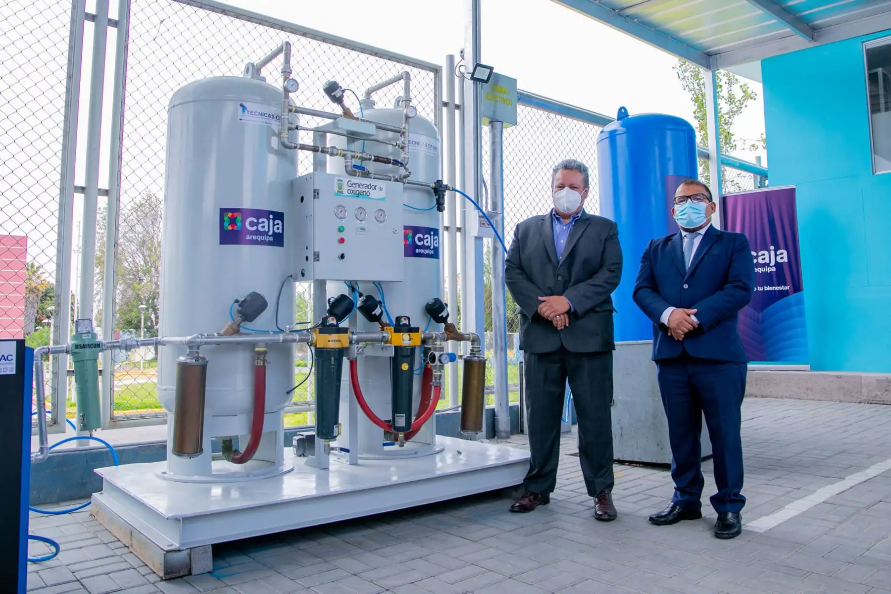 La municipalidad provincial de Arequipa, puso en funcionamiento la primera planta municipal de oxígeno que abastecerá del producto sin costo alguno, a la población de escasos recursos económicos que enfrenta un caso de covid-19.  La planta fue adquirida por la Municipalidad Provincial de Arequipa a través de Caja Arequipa.
Foto: La municipalidad provincial de Arequipa