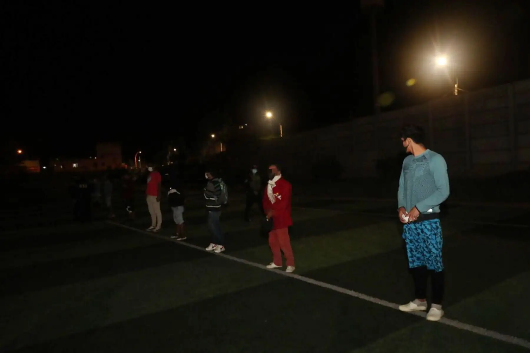 En el tercer día de inmovilización social obligatoria, autoridades supervisaron el acatamiento de las disposiciones del Gobierno. La Ministra de Defensa, junto a su par de Ministerio de la Producción y el jefe del CCFFAA, inician el recorrido en las calles de San Miguel y La Perla. Foto: AFP