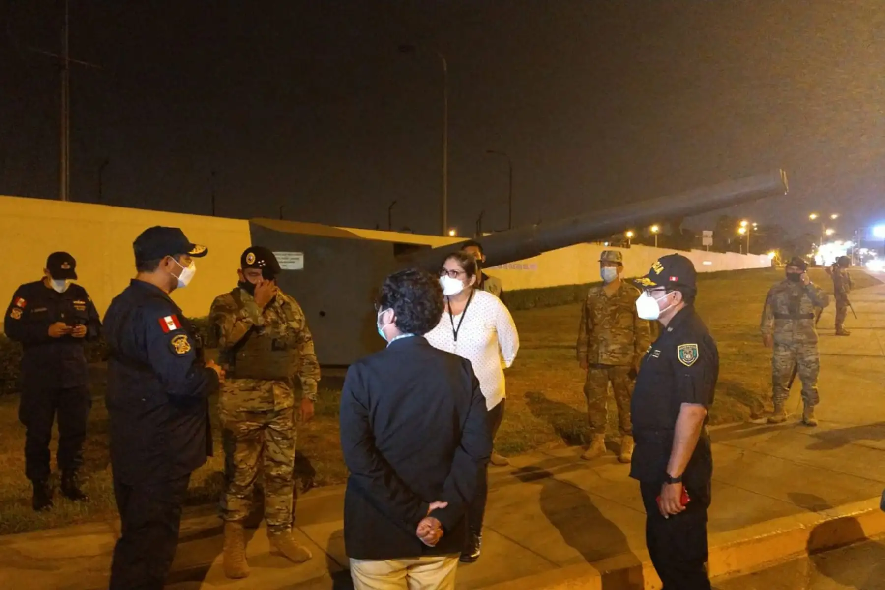 En el tercer día de inmovilización social obligatoria, autoridades supervisaron el acatamiento de las disposiciones del Gobierno. La Ministra de Defensa, junto a su par de Ministerio de la Producción y el jefe del CCFFAA, inician el recorrido en las calles de San Miguel y La Perla. Foto: AFP