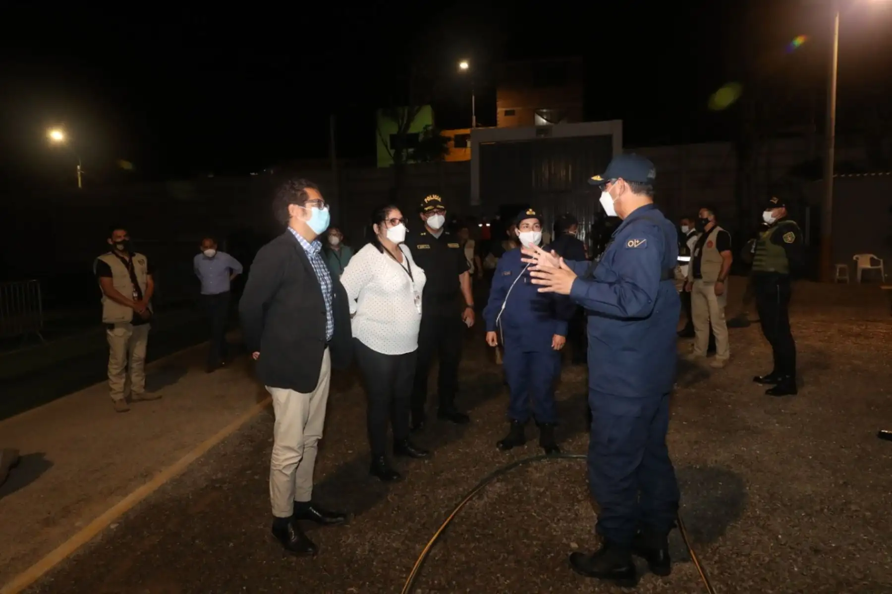 En el tercer día de inmovilización social obligatoria, autoridades supervisaron el acatamiento de las disposiciones del Gobierno. La Ministra de Defensa, junto a su par de Ministerio de la Producción y el jefe del CCFFAA, inician el recorrido en las calles de San Miguel y La Perla. Foto: AFP