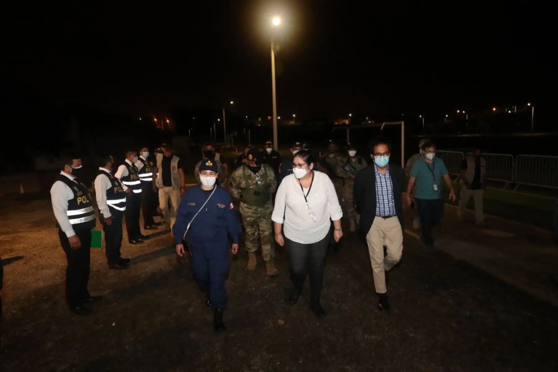 En el tercer día de inmovilización social obligatoria, autoridades supervisaron el acatamiento de las disposiciones del Gobierno. La Ministra de Defensa, junto a su par de Ministerio de la Producción y el jefe del CCFFAA, inician el recorrido en las calles de San Miguel y La Perla. Foto: AFP