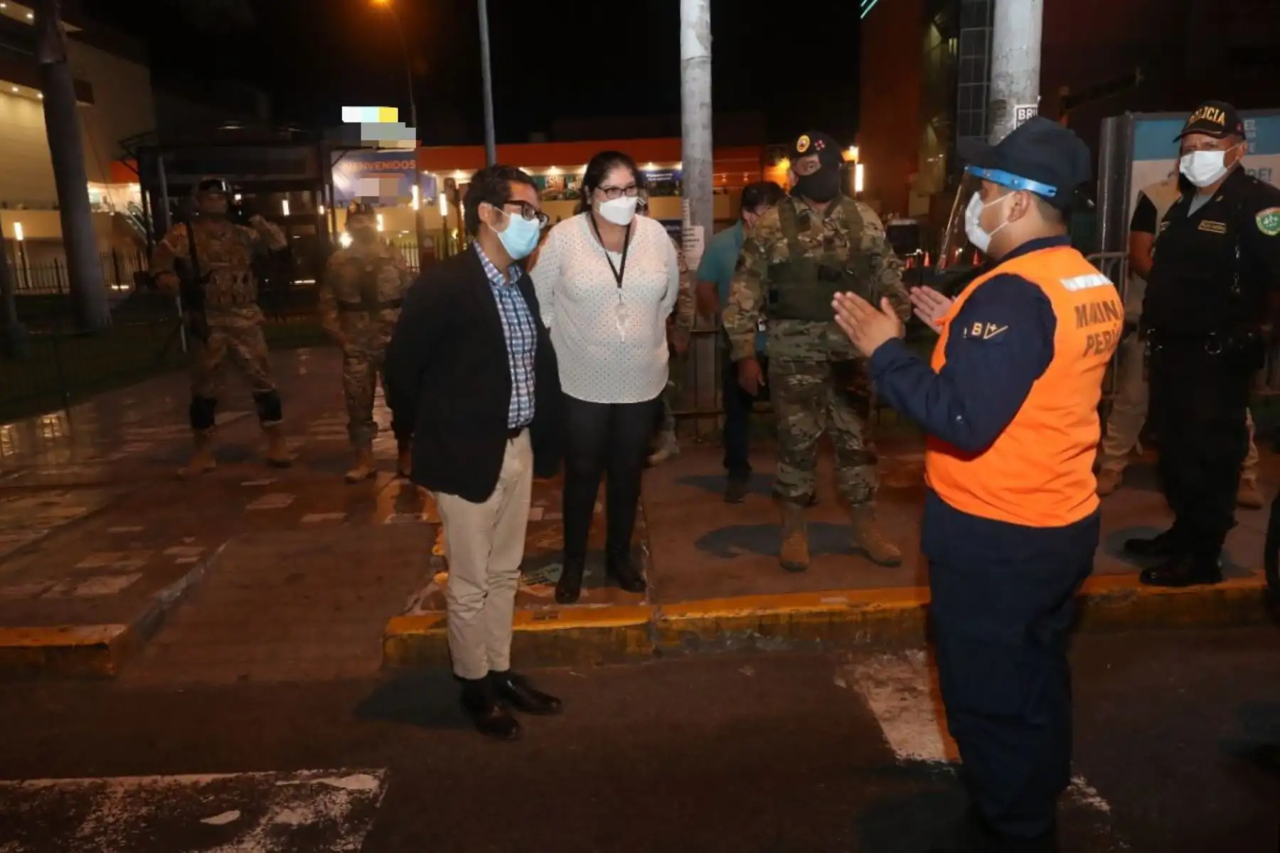 En el tercer día de inmovilización social obligatoria, autoridades supervisaron el acatamiento de las disposiciones del Gobierno. La Ministra de Defensa, junto a su par de Ministerio de la Producción y el jefe del CCFFAA, inician el recorrido en las calles de San Miguel y La Perla. Foto: AFP