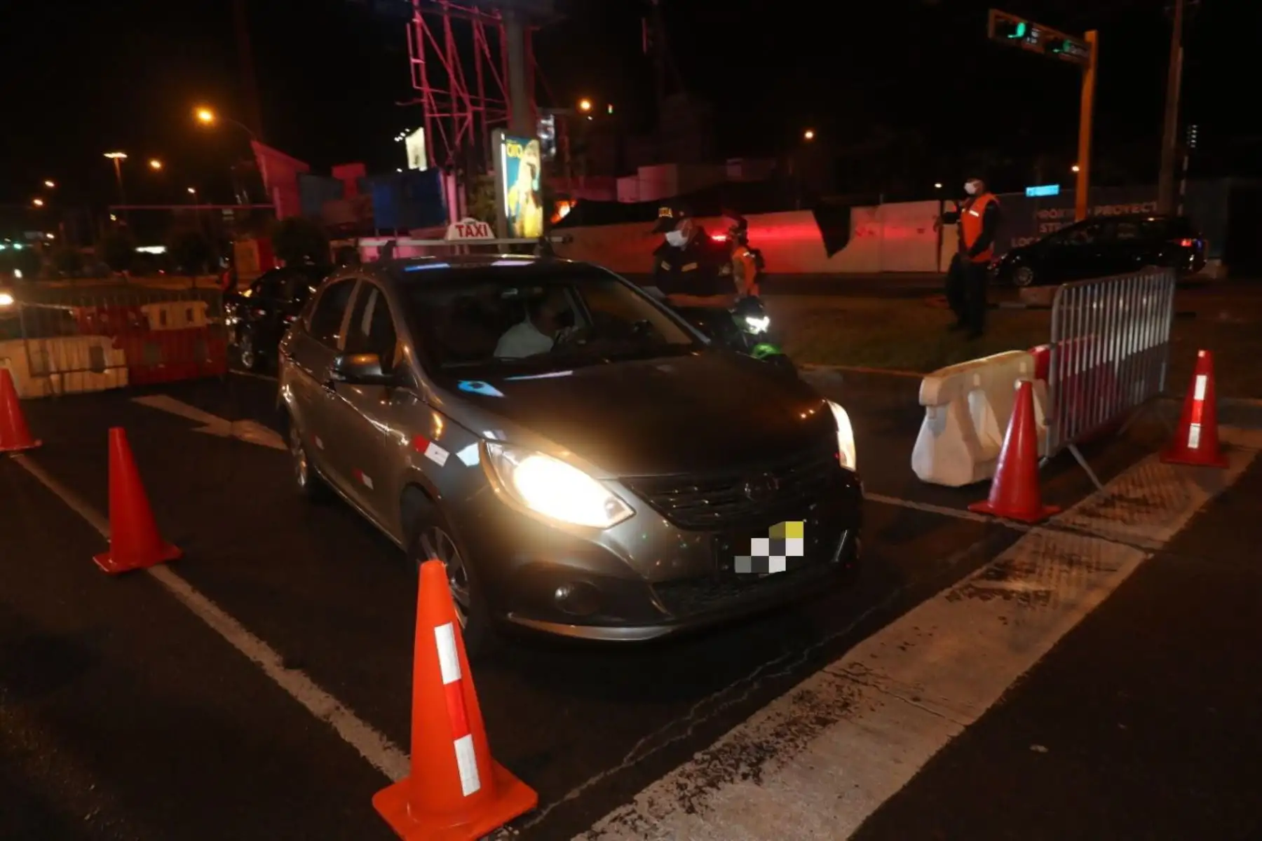 En el tercer día de inmovilización social obligatoria, autoridades supervisaron el acatamiento de las disposiciones del Gobierno. La Ministra de Defensa, junto a su par de Ministerio de la Producción y el jefe del CCFFAA, inician el recorrido en las calles de San Miguel y La Perla. Foto: AFP