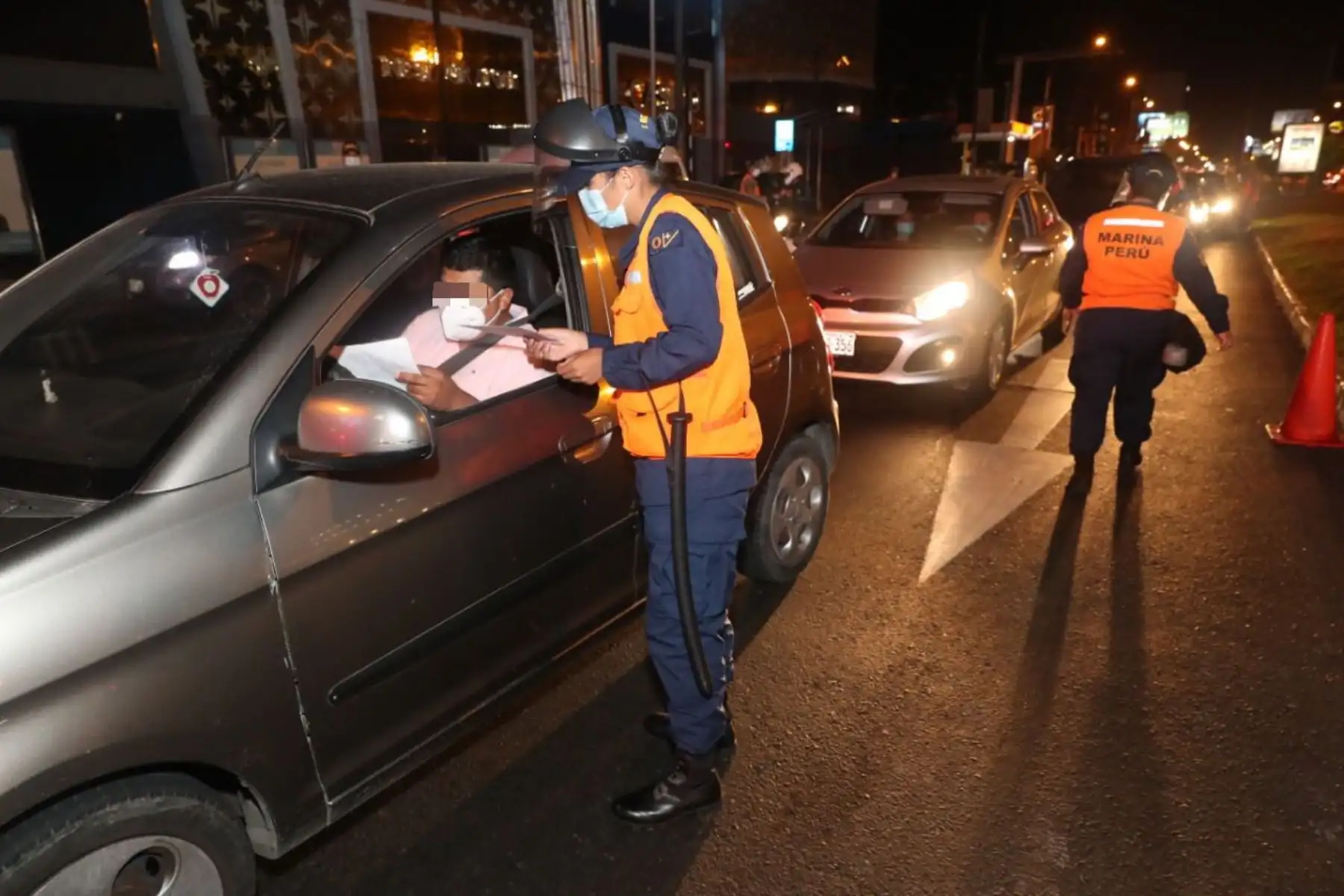 En el tercer día de inmovilización social obligatoria, autoridades supervisaron el acatamiento de las disposiciones del Gobierno. La Ministra de Defensa, junto a su par de Ministerio de la Producción y el jefe del CCFFAA, inician el recorrido en las calles de San Miguel y La Perla. Foto: AFP