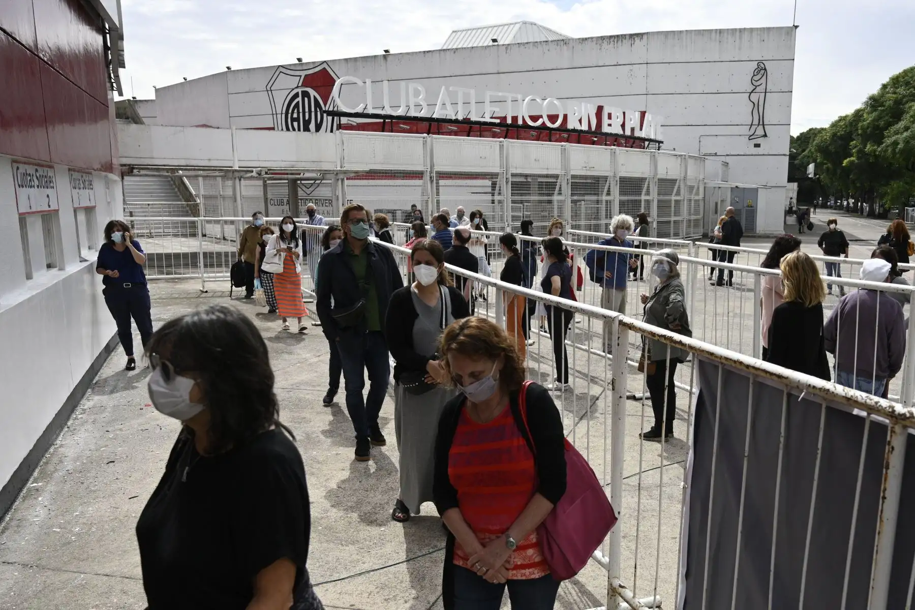 Los trabajadores de la salud hacen cola en un centro de vacunación montado en la cancha de baloncesto del club argentino River Plate, debajo de la tribuna del estadio Monumental, en Buenos Aires.
Foto: AFP