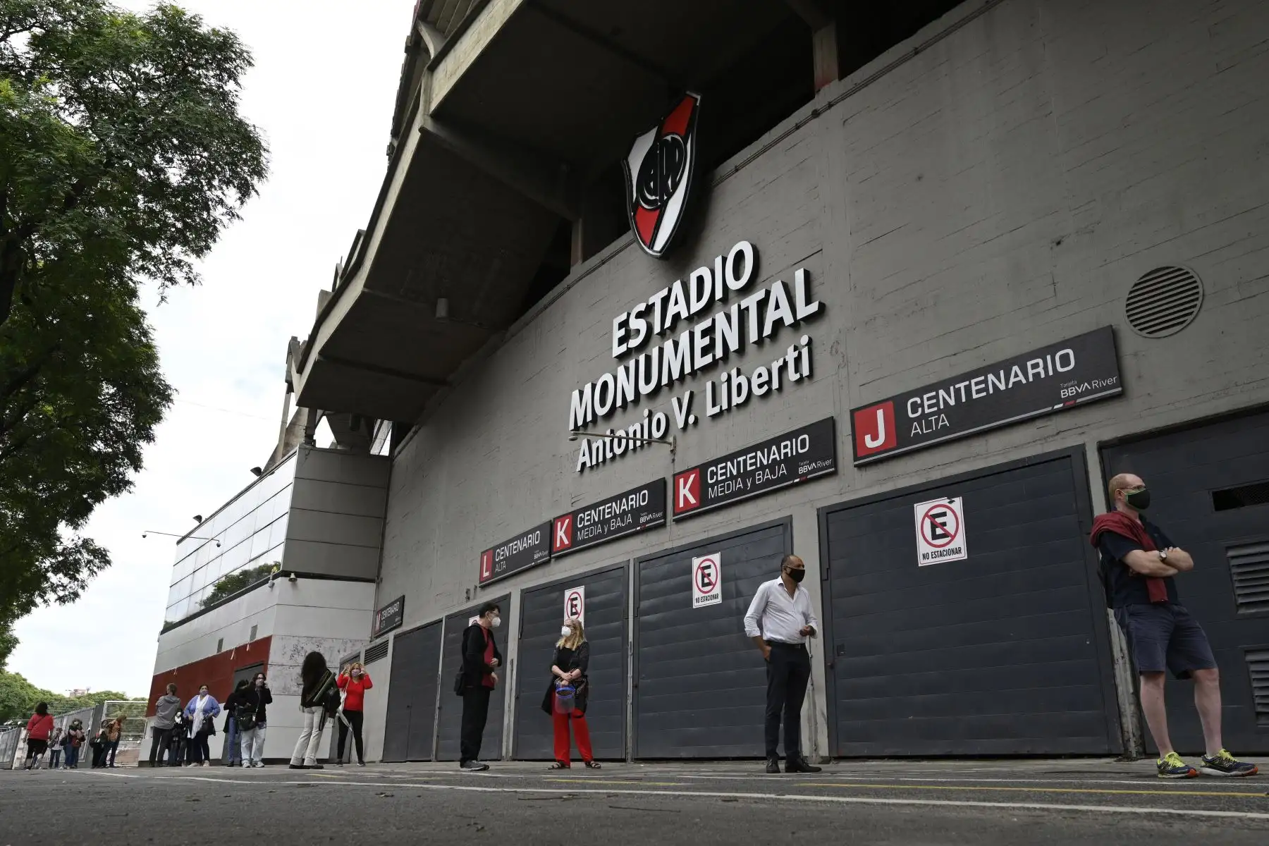 Los trabajadores de la salud hacen cola en un centro de vacunación montado en la cancha de baloncesto del club argentino River Plate, debajo de la tribuna del estadio Monumental, en Buenos Aires.
Foto: AFP
