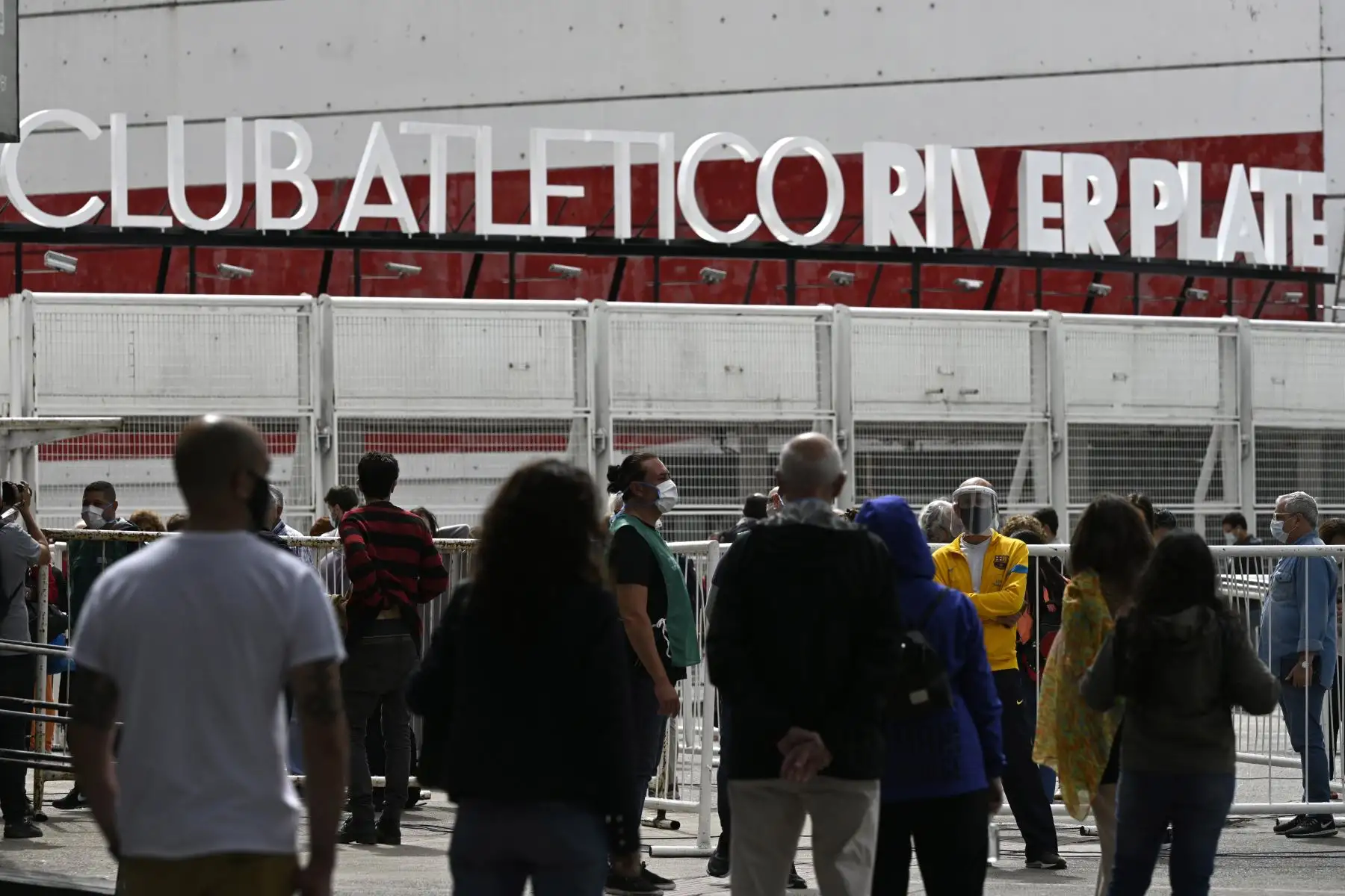 Los trabajadores de la salud hacen cola en un centro de vacunación montado en la cancha de baloncesto del club argentino River Plate, debajo de la tribuna del estadio Monumental, en Buenos Aires.
Foto:AFP