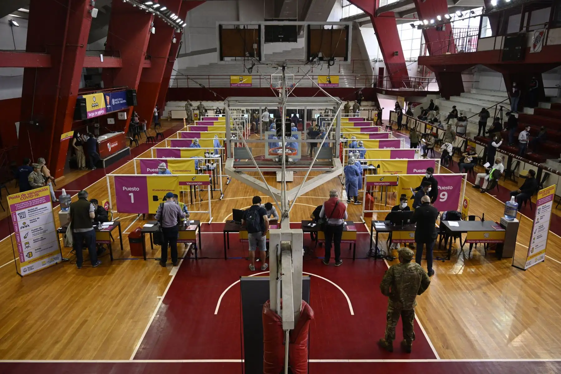Los trabajadores de la salud están siendo vacunados con la vacuna Sputnik V contra covid-19, en la cancha de baloncesto del club argentino River Plate, debajo de la tribuna del estadio Monumental, en Buenos Aires.
Foto: AFP