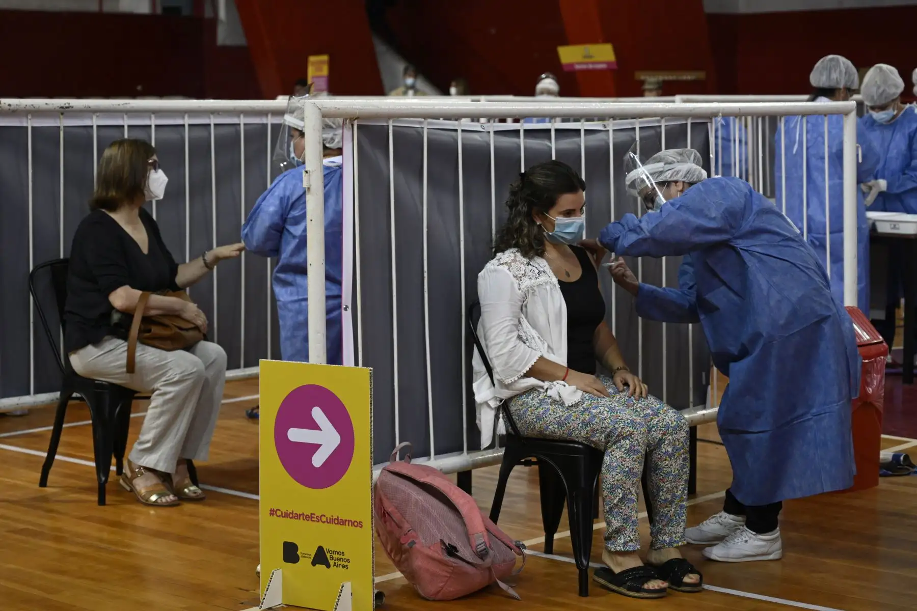 Los trabajadores de la salud están siendo vacunados con la vacuna Sputnik V contra covid-19, en la cancha de baloncesto del club argentino River Plate, debajo de la tribuna del estadio Monumental, en Buenos Aires.
Foto: AFP