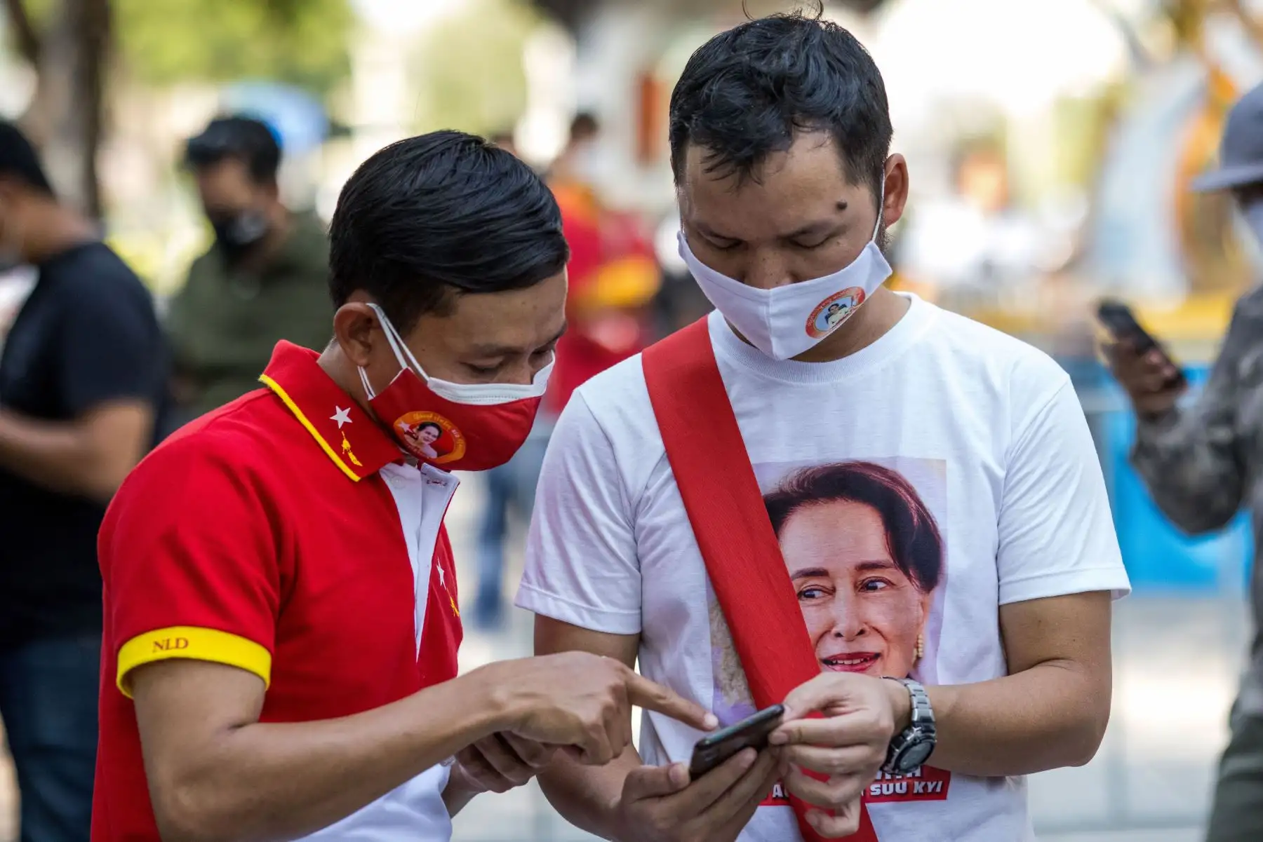 Los manifestantes asisten a una protesta contra el golpe militar de Myanmar frente al edificio de las Naciones Unidas en Bangkok. Foto: AFP