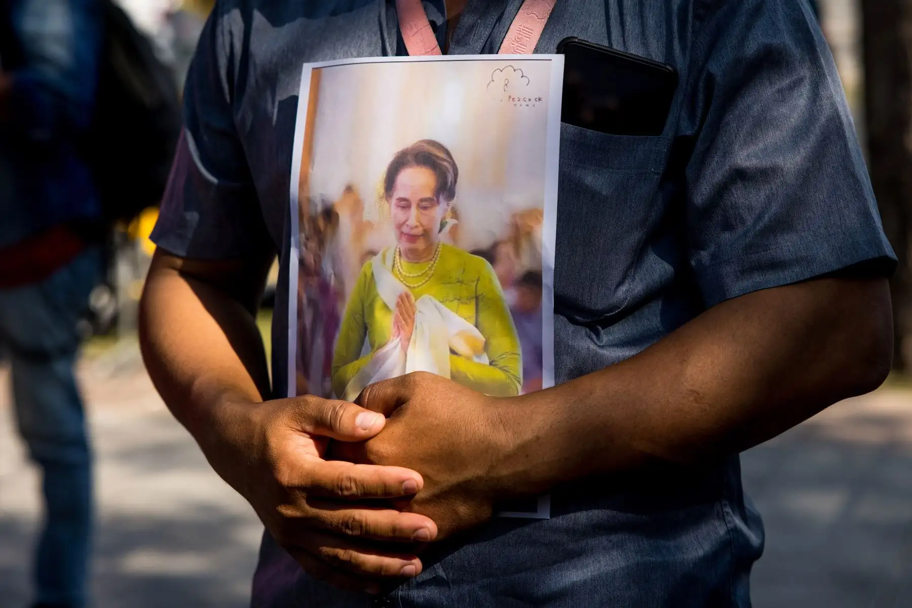Un manifestante sostiene una imagen de Aung San Suu Kyi fuera del edificio de las Naciones Unidas en Bangkok, durante una manifestación contra el golpe militar en Myanmar