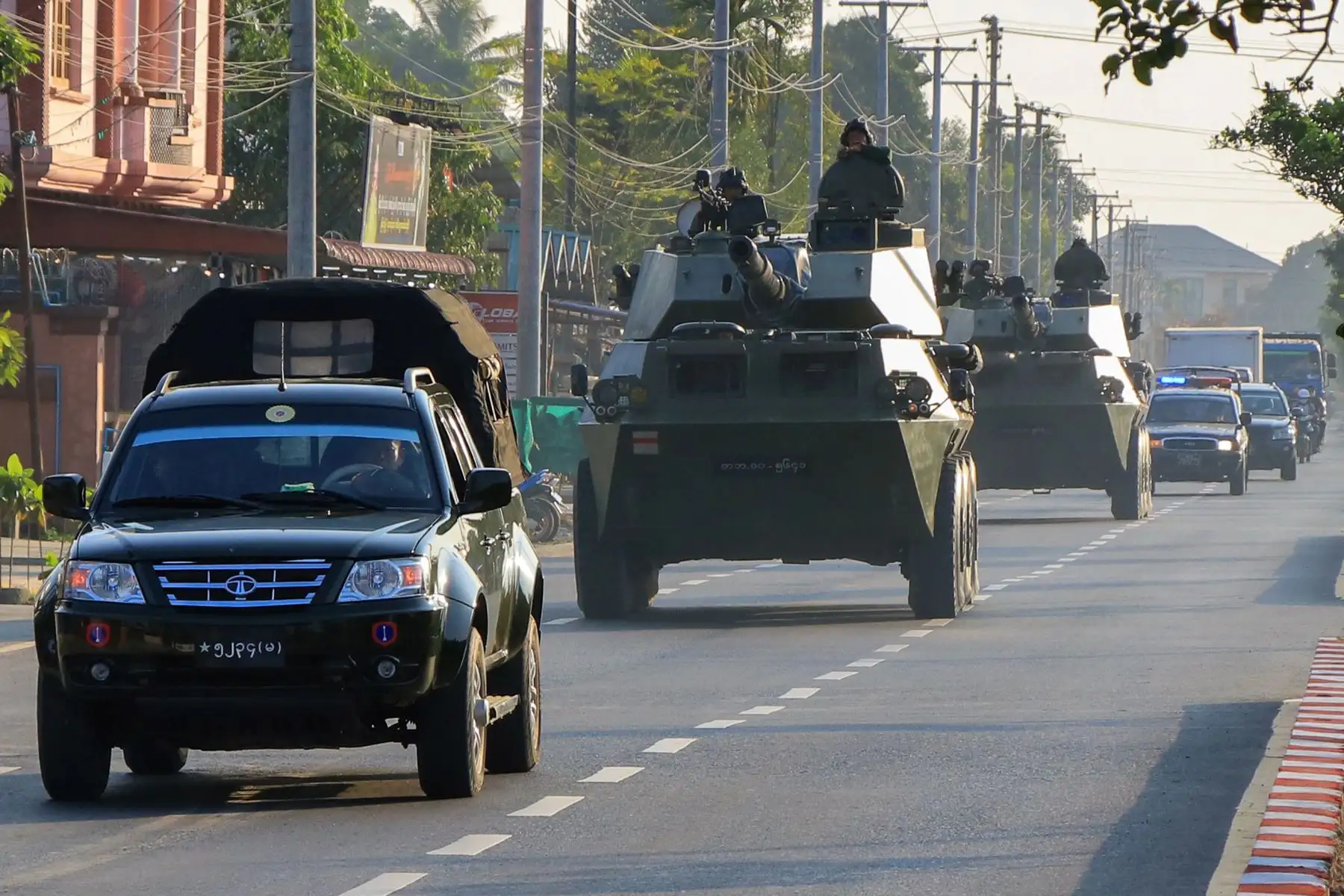 Soldados viajan en vehículos blindados 6x6 antitanque PTL-02 en Myitkyina, estado de Kachin, mientras la líder derrocada de Myanmar, Aung San Suu Kyi, fue acusada formalmente el miércoles dos días después de ser detenida en un golpe militar.