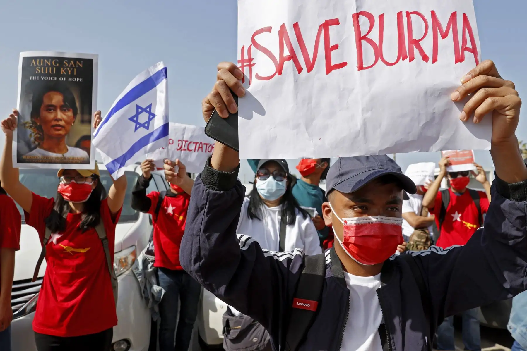 Un grupo de activistas de Myanmar que residen en Israel marchan con el retrato de la líder derrocada Aung San Suu Kyi y carteles durante una protesta frente a la embajada del país en la ciudad costera mediterránea de Tel Aviv.