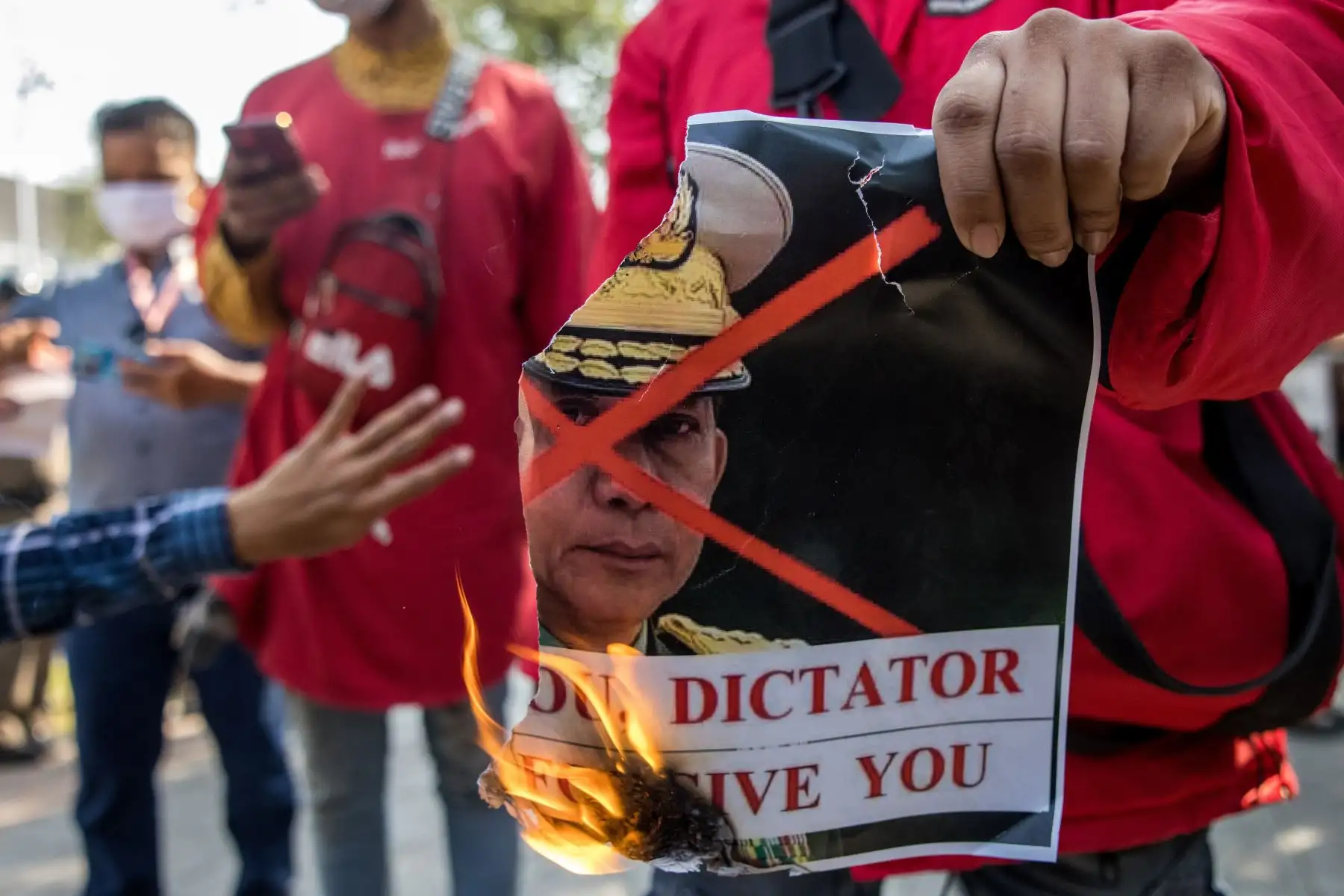 Los manifestantes queman una imagen del jefe del ejército de Myanmar, general Min Aung Hlaing, frente al edificio de las Naciones Unidas en Bangkok, durante una manifestación contra el golpe militar en Myanmar. Foto: AFP