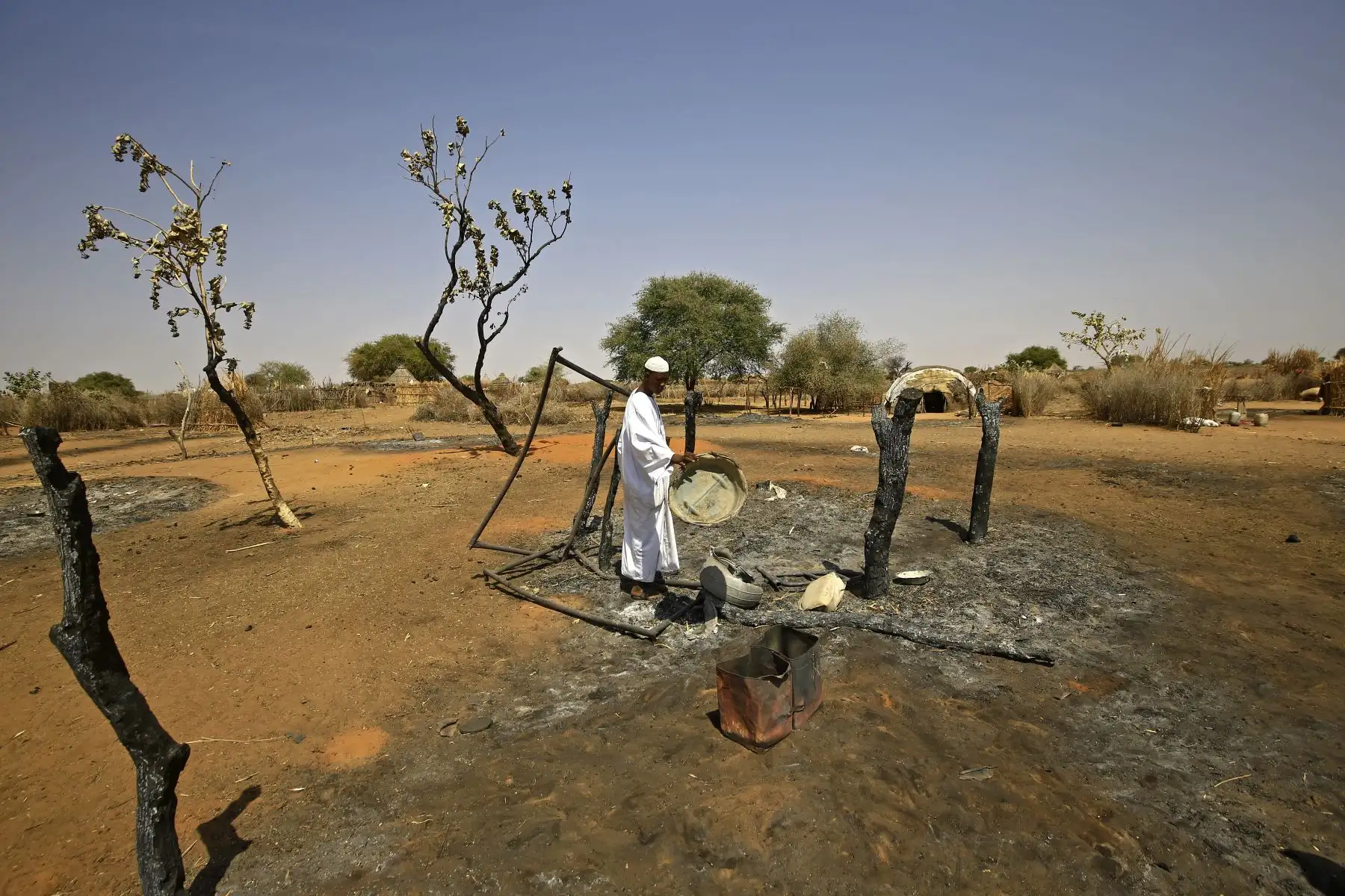 Un sudanés revisa las secuelas de la violencia en la aldea de al-Taweel Saadun, 85 kilómetros al sur de la ciudad de Nyala, la capital de Darfur del Sur. La cifra combinada de muertos por la violencia reciente en la agitada región de Darfur en Sudán ha se elevó por encima de 200, después de que los médicos revisaran la cifra de un conjunto de enfrentamientos en más de 50.

Foto:AFP