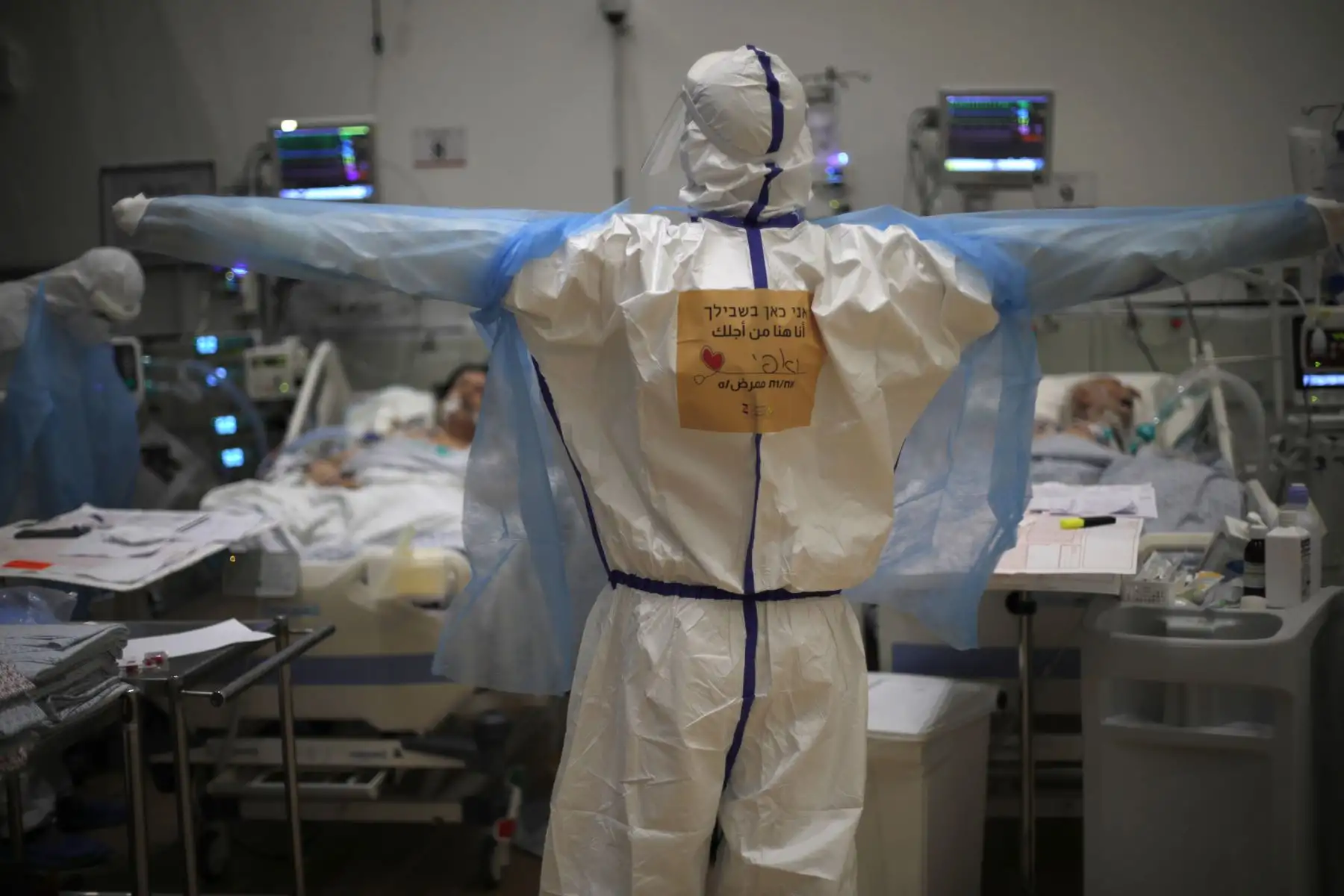 El personal médico israelí atiende a pacientes con covid-19 en una sala de aislamiento de coronavirus en el Centro Médico Ziv en la ciudad de Safed, en el norte de Israel.

Foto: AFP