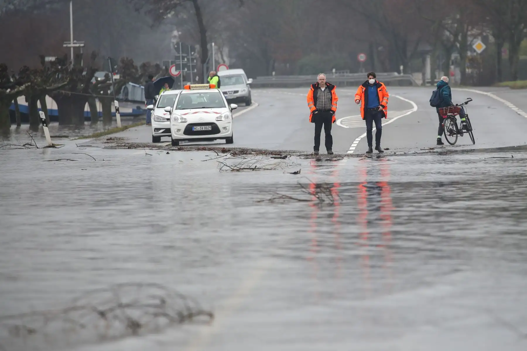 El personal de mantenimiento de carreteras trabajan en la inundadación cerca de Oestrich,  en el oeste de Alemania, esto se debe a que el río Rin se desbordó después del derretimiento de la nieve y la precipitación persistente. Foto: AFP