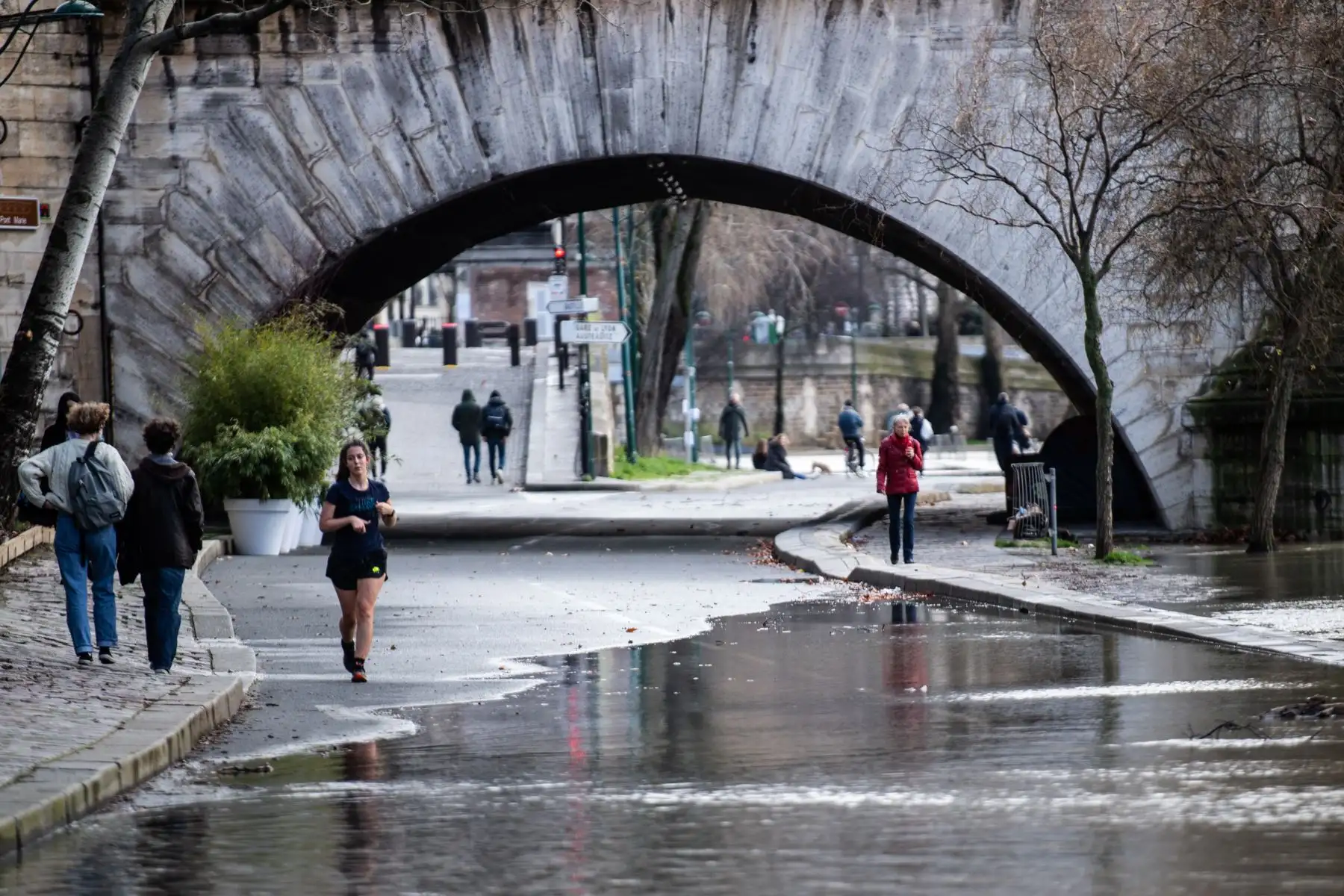 La gente camina y corre, en las orillas inundadas del río Sena, en París. Foto: AFP