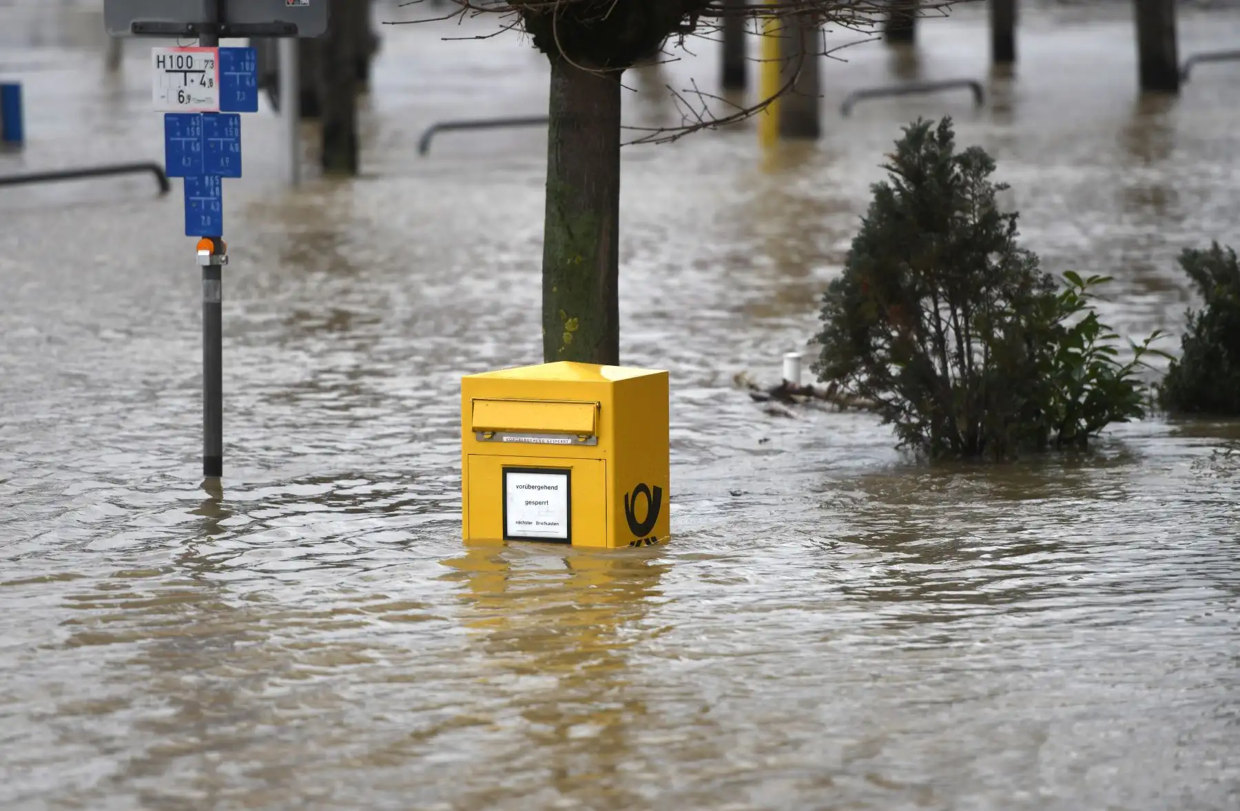 Un buzón de Deutsche Post se inundó por la crecida del río Rin en Koenigswinter, en el oeste de Alemania. Foto: AFP