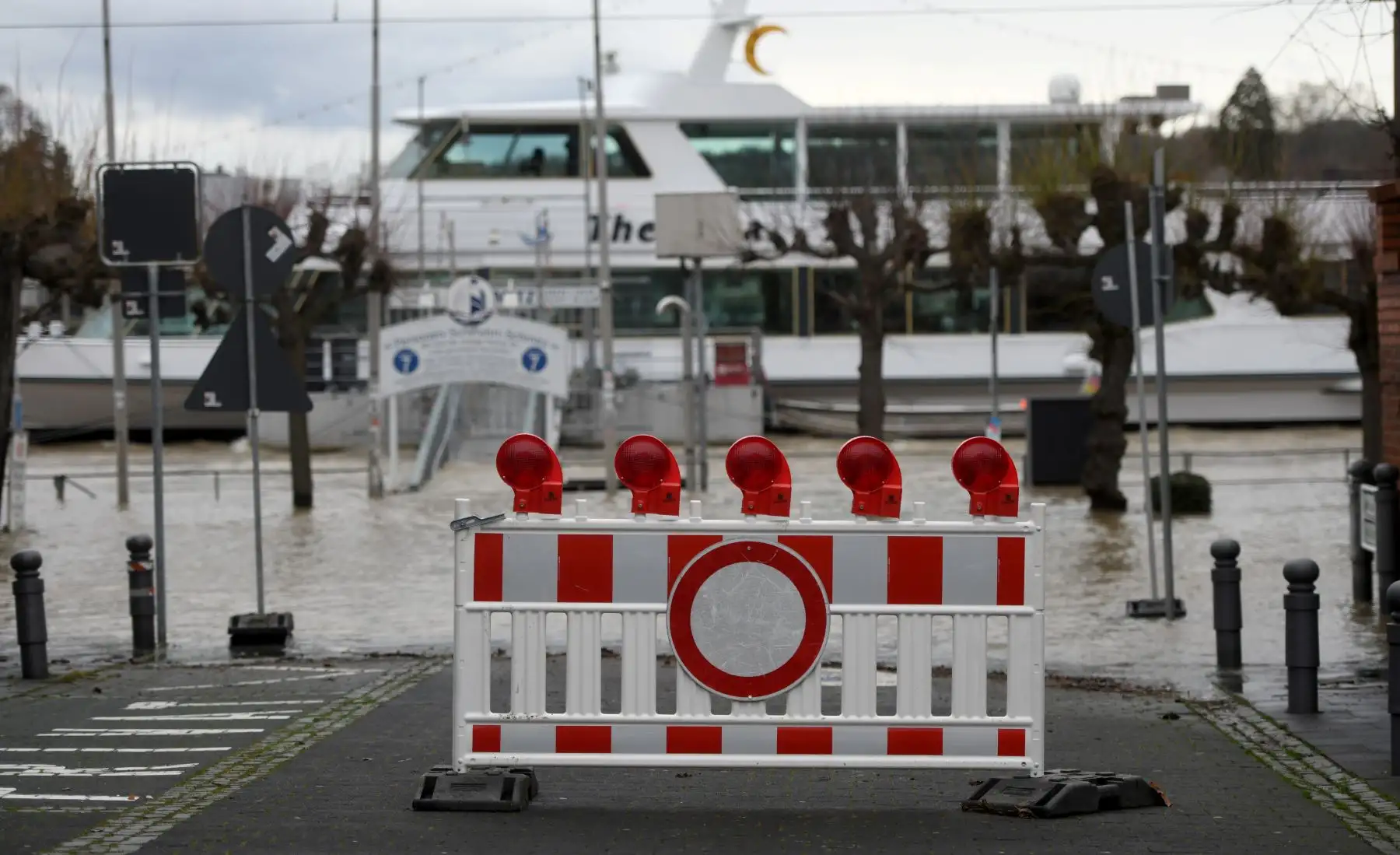 Se ve una barrera frente a un barco de pasajeros a orillas del río Rin en Koenigswinter, en el oeste de Alemania. Foto: AFP