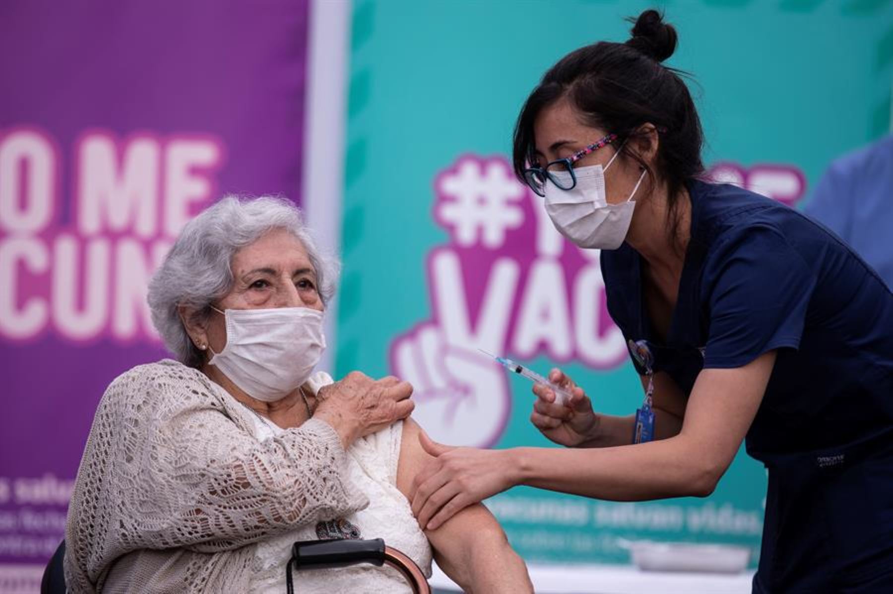 Una persona recibe la primera dosis de la vacuna china Sinovac contra la Covid-19 hoy, en un centro de salud en Santiago (Chile). Foto: EFE/ Alberto Valdés