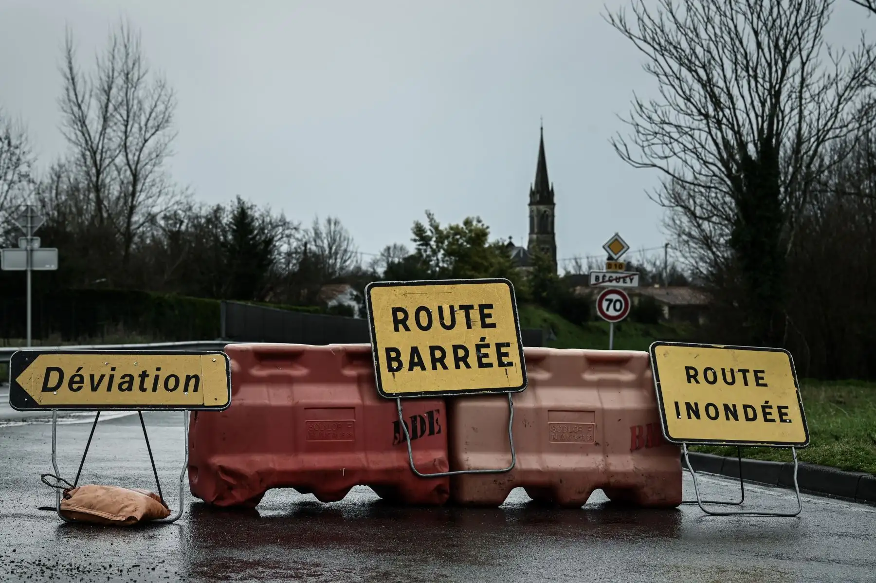 Las señales de tráfico advierten de una carretera inundada en la entrada de Cadillac, al suroeste de Francia, después de que el río Garona se desbordara por las fuertes lluvias. Foto: AFP
