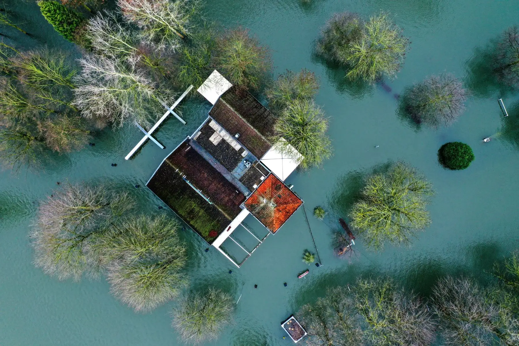 Una vista aérea muestra un restaurante inundado cerca del río Sieg en Mondorf, en el oeste de Alemania, después de que el río Rin se desbordara debido al derretimiento de la nieve y las precipitaciones persistentes. Foto: AFP