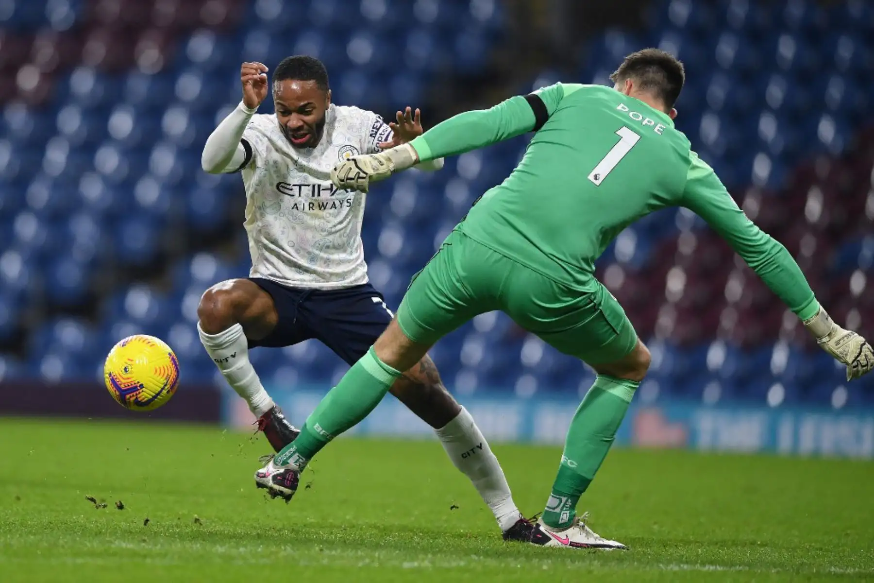 El centrocampista inglés del Manchester City Raheem Sterling (L) compite con el portero inglés del Burnley Nick Pope durante el partido de fútbol de la Premier League inglesa entre Burnley y Manchester City en Turf Moor en Burnley, noroeste de Inglaterra.

Foto: AFP
