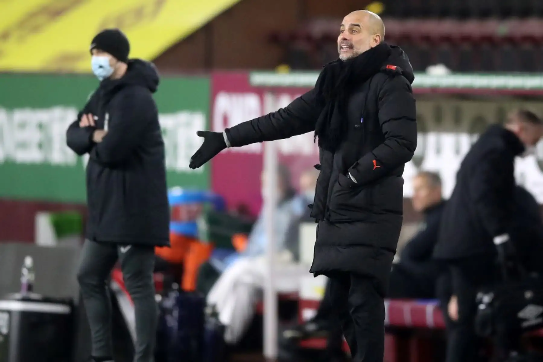 El entrenador español del Manchester City, Pep Guardiola, grita instrucciones a sus jugadores desde la línea de banda durante el partido de fútbol de la Premier League inglesa entre Burnley y Manchester City en Turf Moor en Burnley, noroeste de Inglaterra.

Foto: AFP