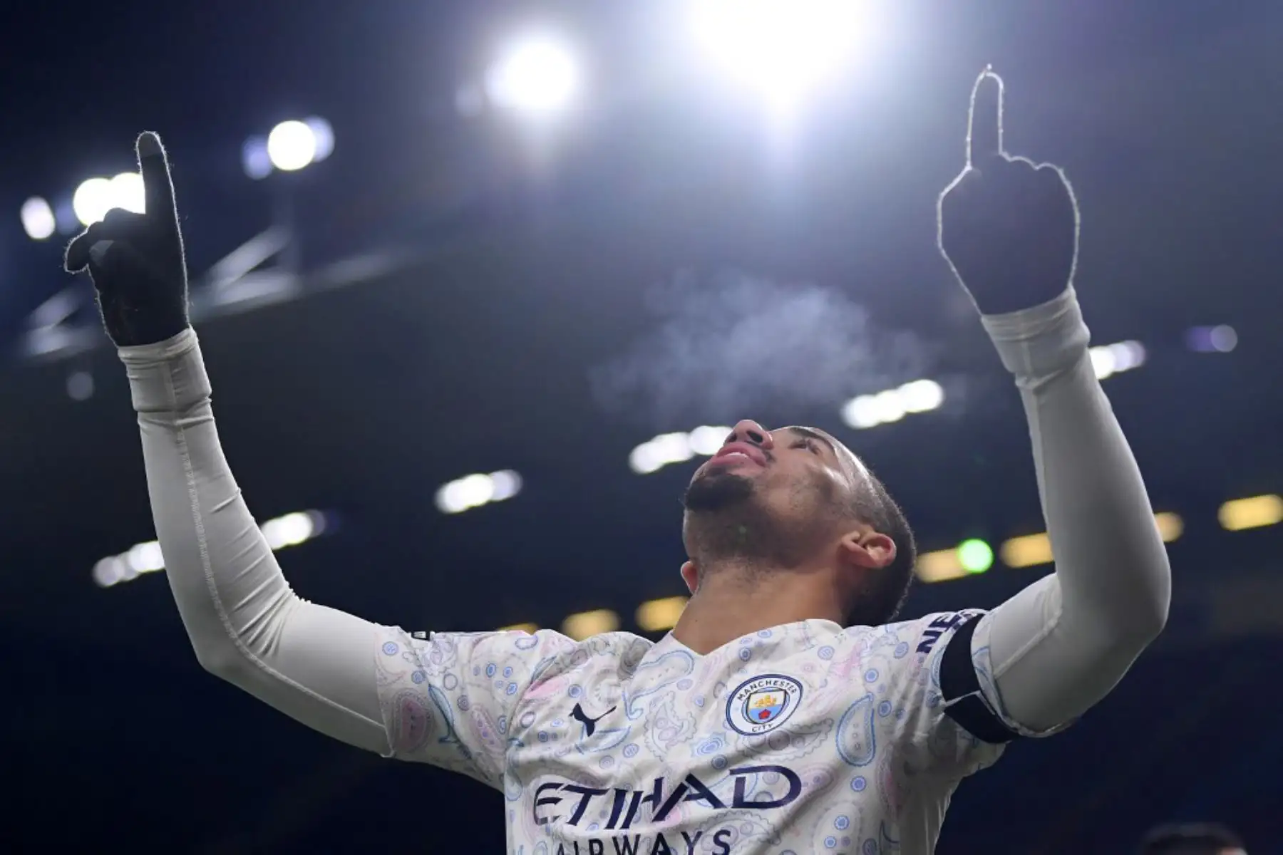 El delantero brasileño del Manchester City, Gabriel Jesús, celebra el gol de apertura durante el partido de fútbol de la Premier League inglesa entre Burnley y Manchester City en Turf Moor en Burnley, noroeste de Inglaterra.

Foto: AFP