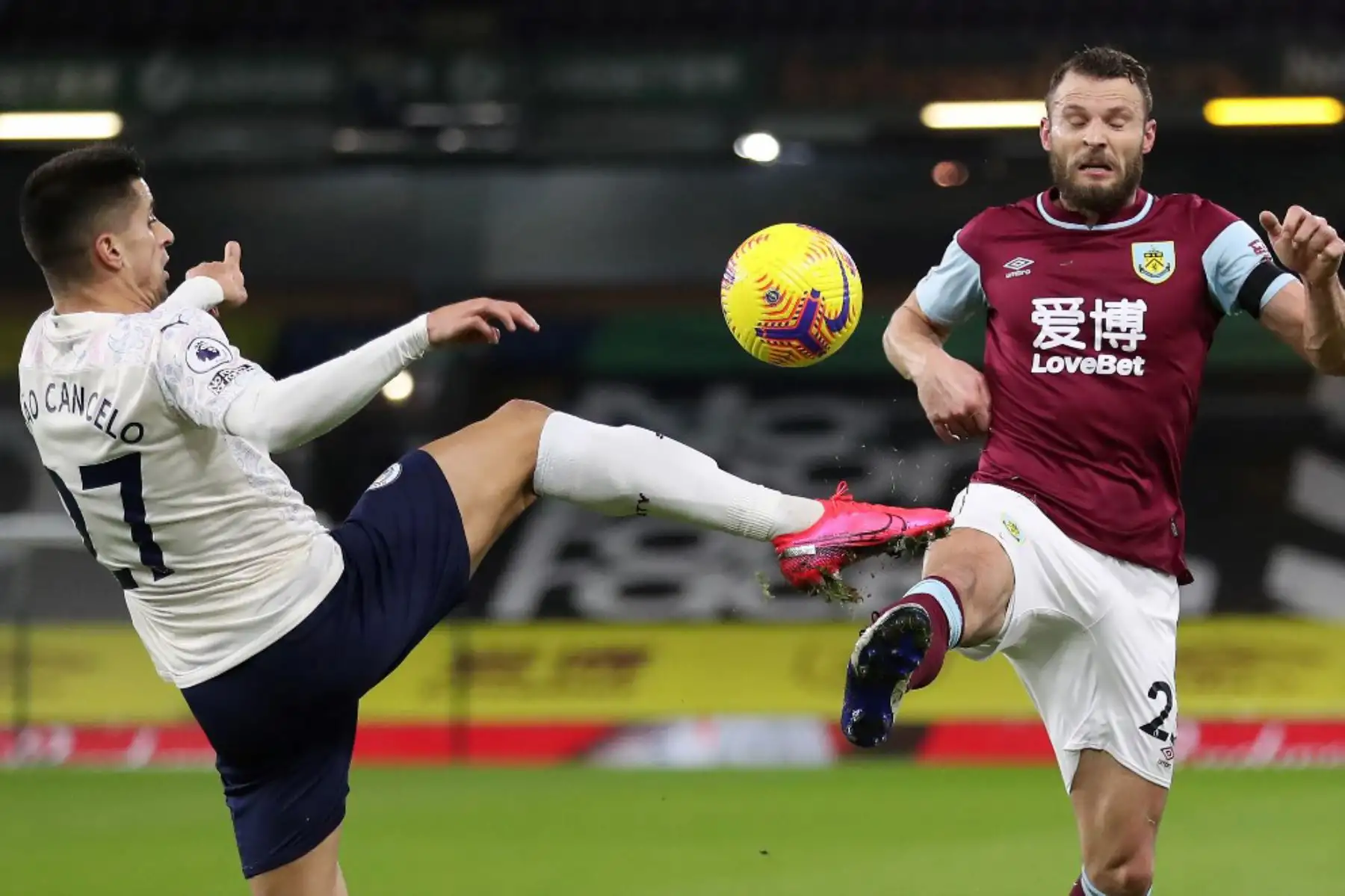El defensor portugués del Manchester City Joao Cancelo (L) compite con el defensor inglés del Burnley Matthew Lowton durante el partido de fútbol de la Premier League inglesa entre Burnley y Manchester City en Turf Moor en Burnley, noroeste de Inglaterra.

Foto: AFP