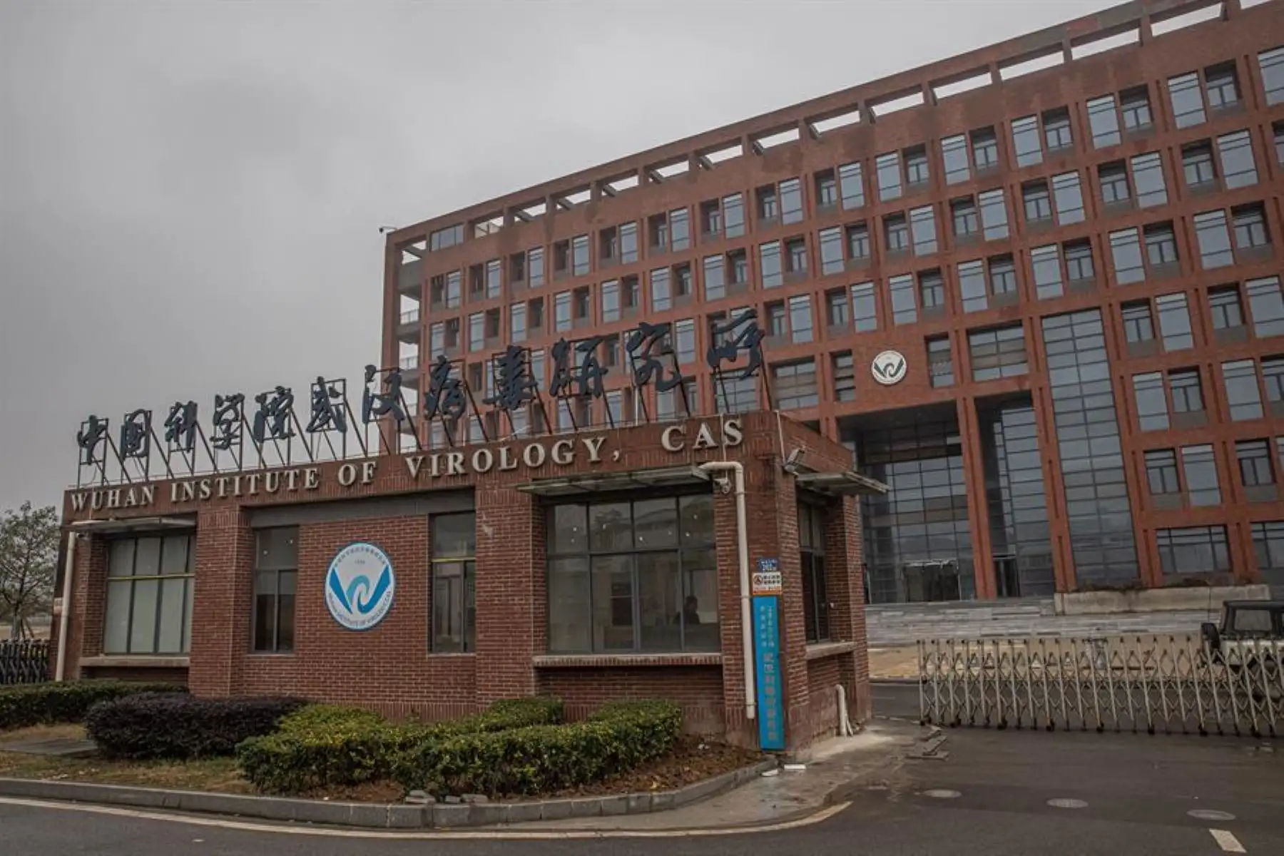Exterior del Instituto de Virología de Wuhan, China. Foto: EFE/EPA/ROMAN PILIPEY