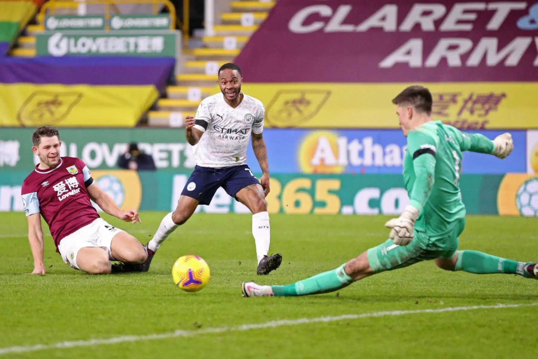 El centrocampista inglés del Manchester City Raheem Sterling (C) dispara, pero el disparo lo salva el portero inglés de Burnley Nick Pope (R) durante el partido de fútbol de la Premier League inglesa entre Burnley y Manchester City en Turf Moor en Burnley, noroeste de Inglaterra.

Foto:AFP